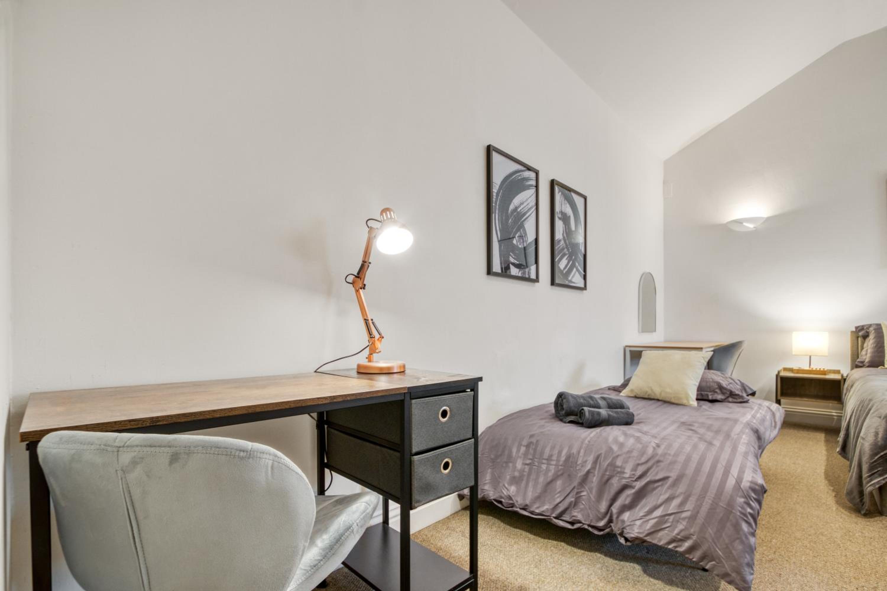 Vibrant 2-Bed by Bow