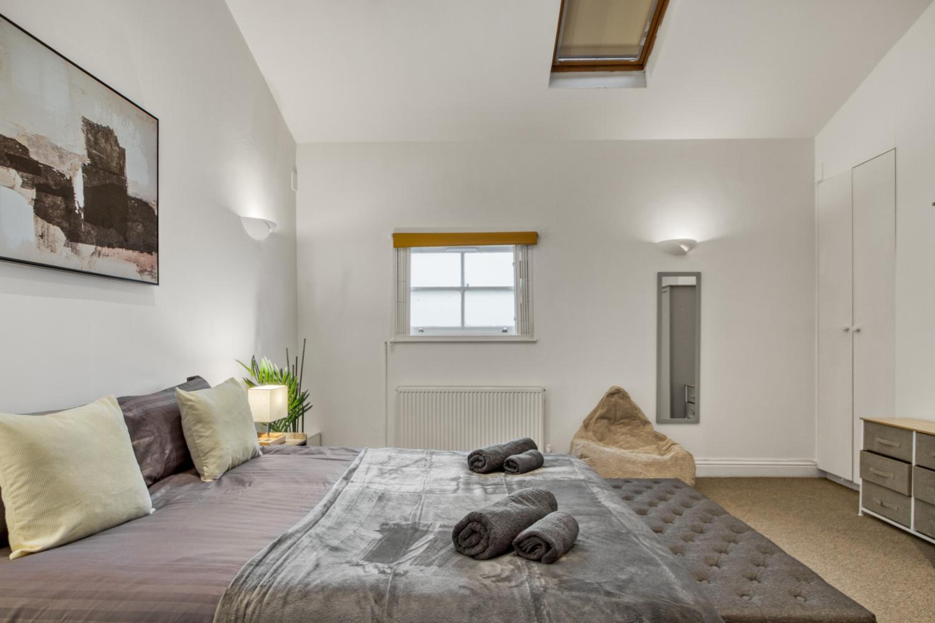 Vibrant 2-Bed by Bow
