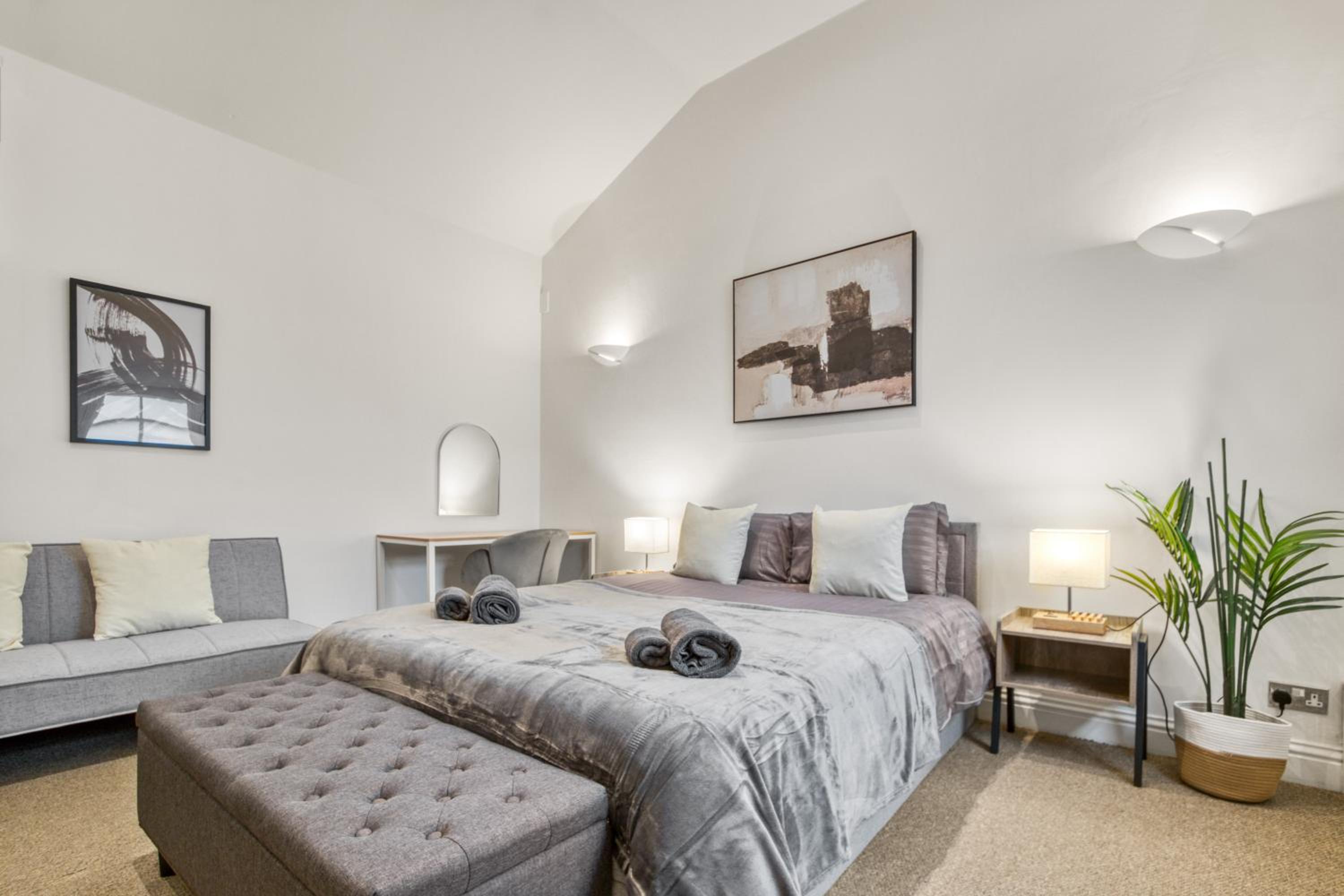 Vibrant 2-Bed by Bow