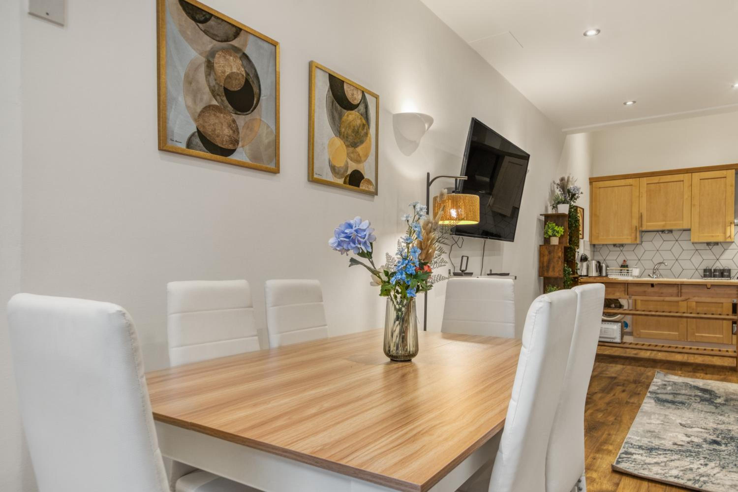 Vibrant 2-Bed by Bow