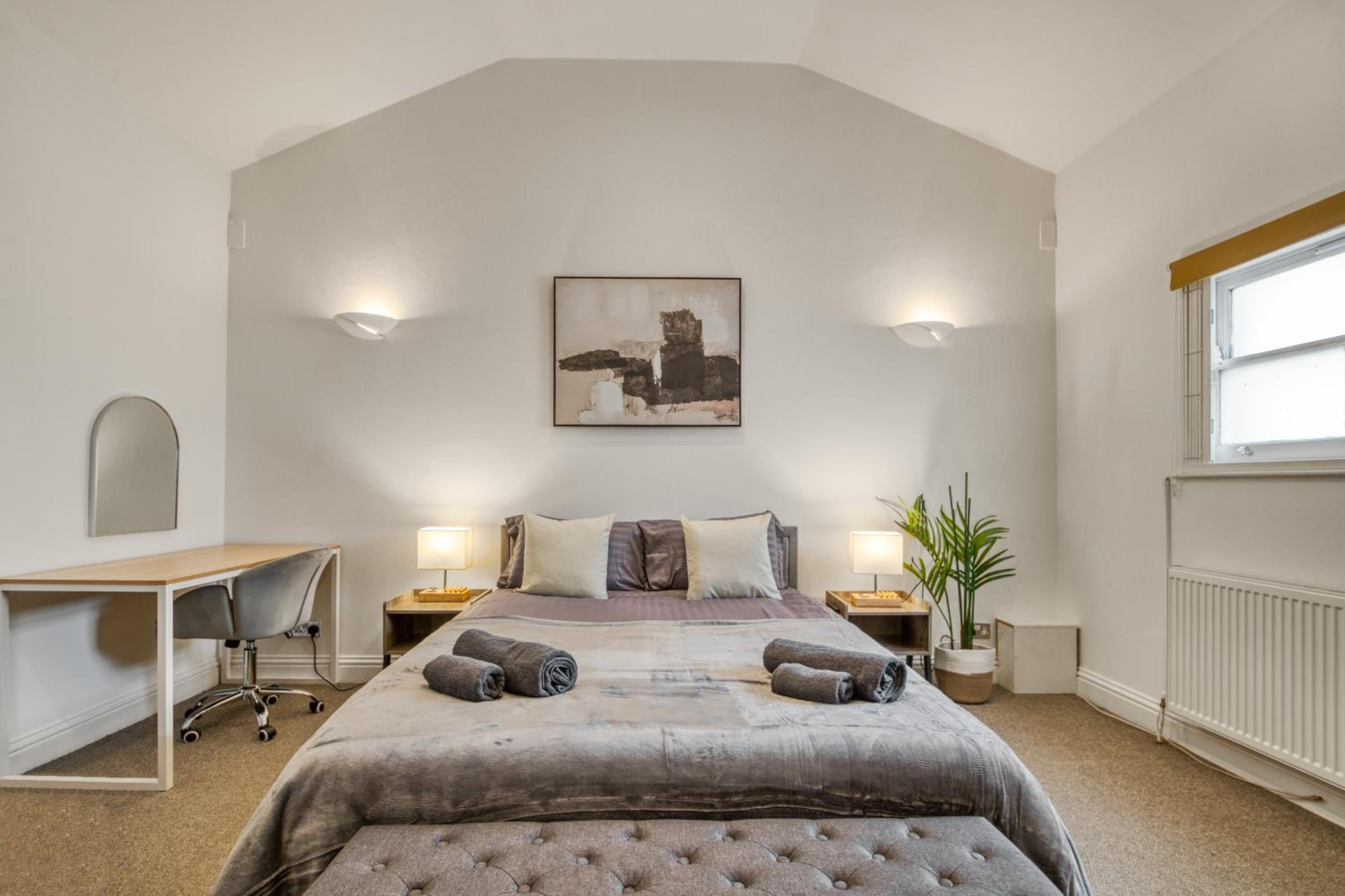 Vibrant 2-Bed by Bow