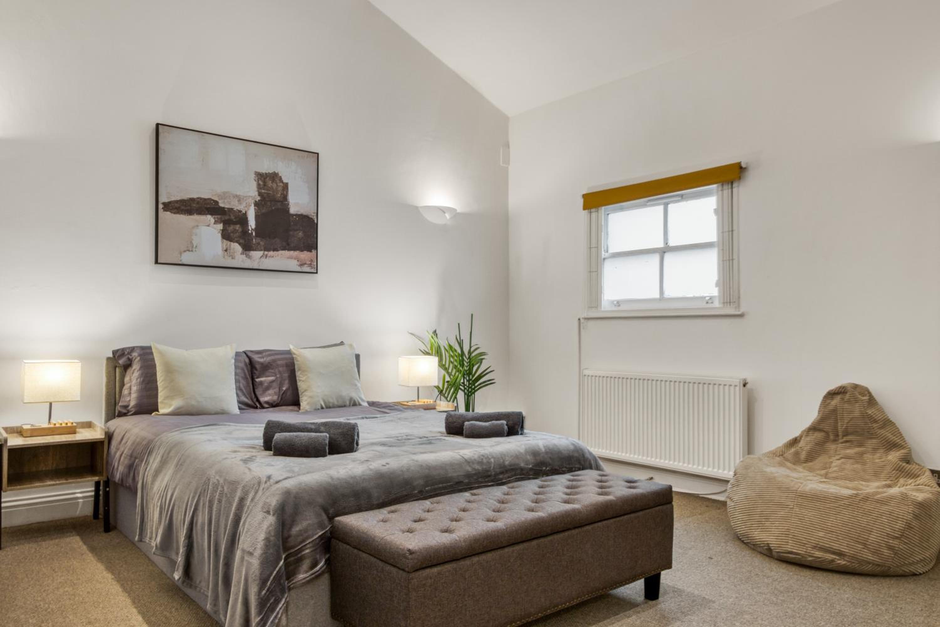 Vibrant 2-Bed by Bow