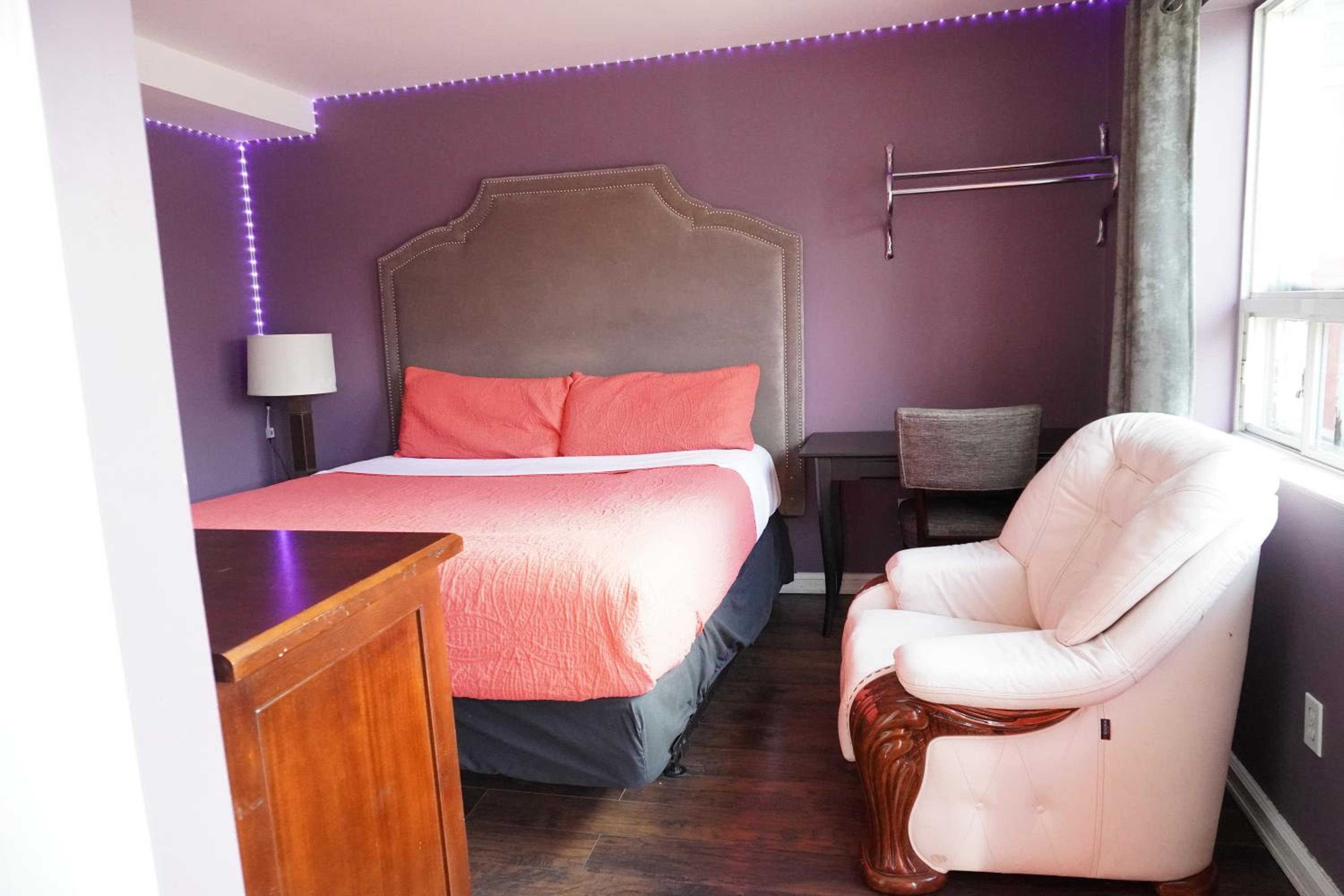 Crestwood Motel