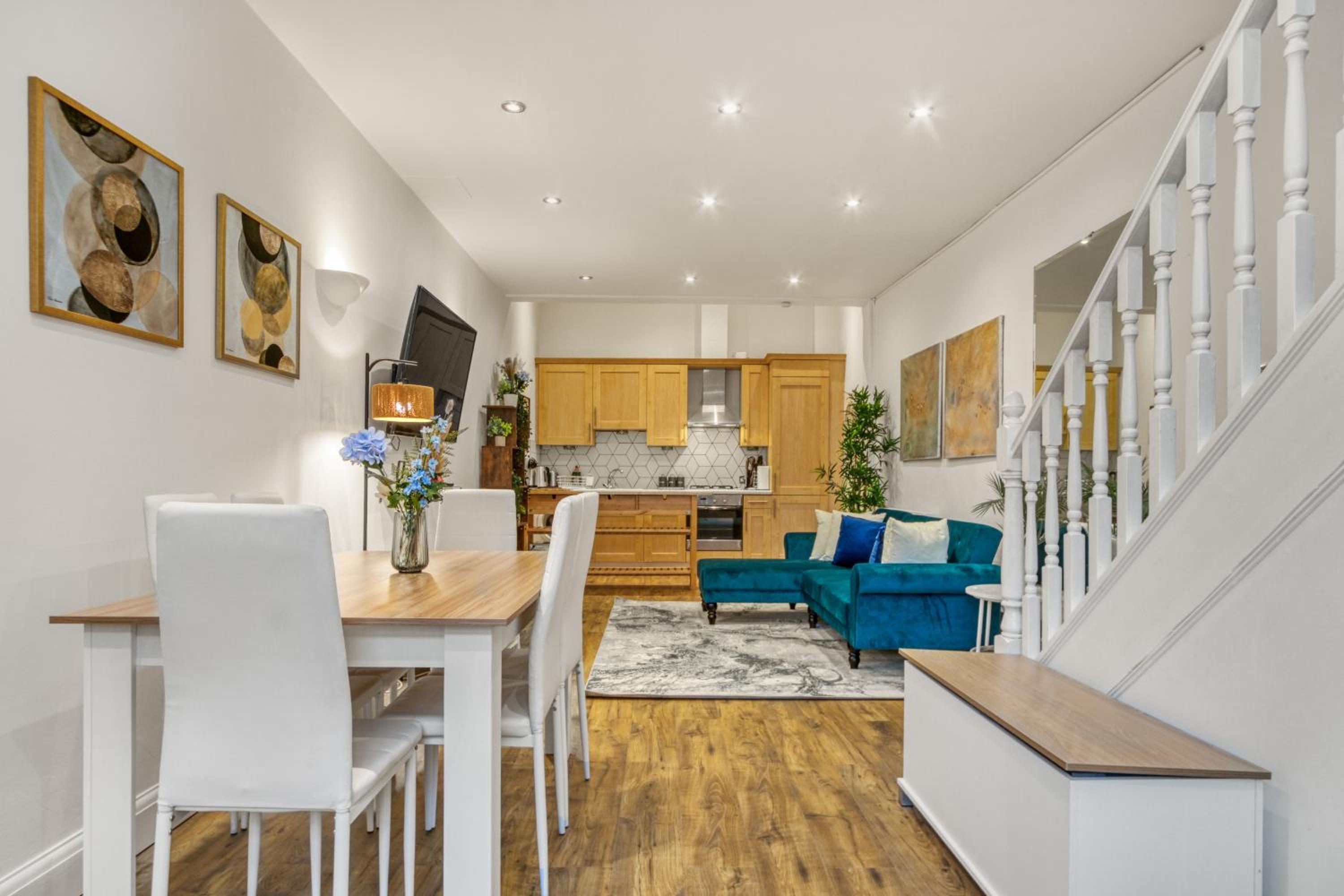 Vibrant 2-Bed by Bow