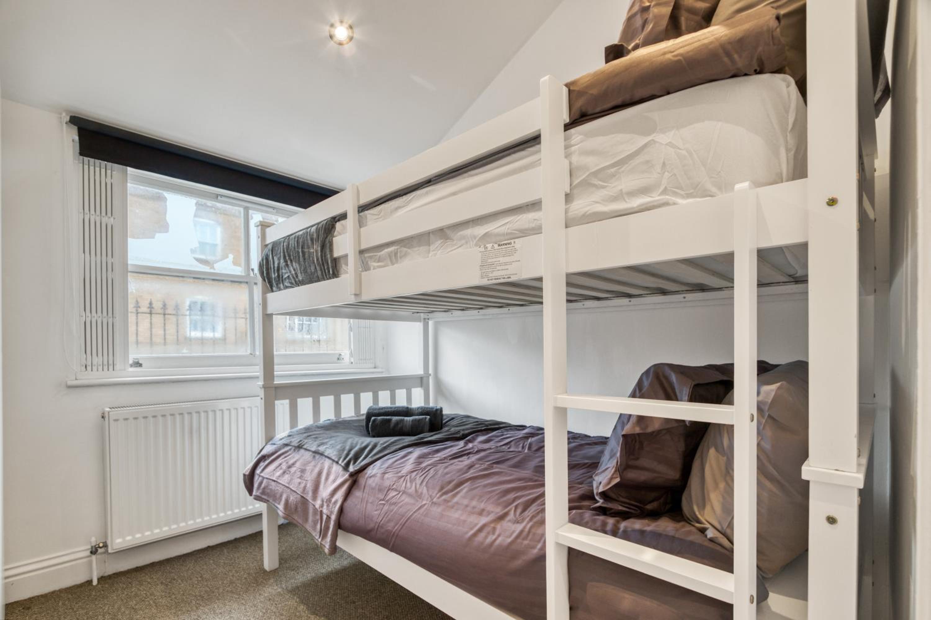 Vibrant 2-Bed by Bow