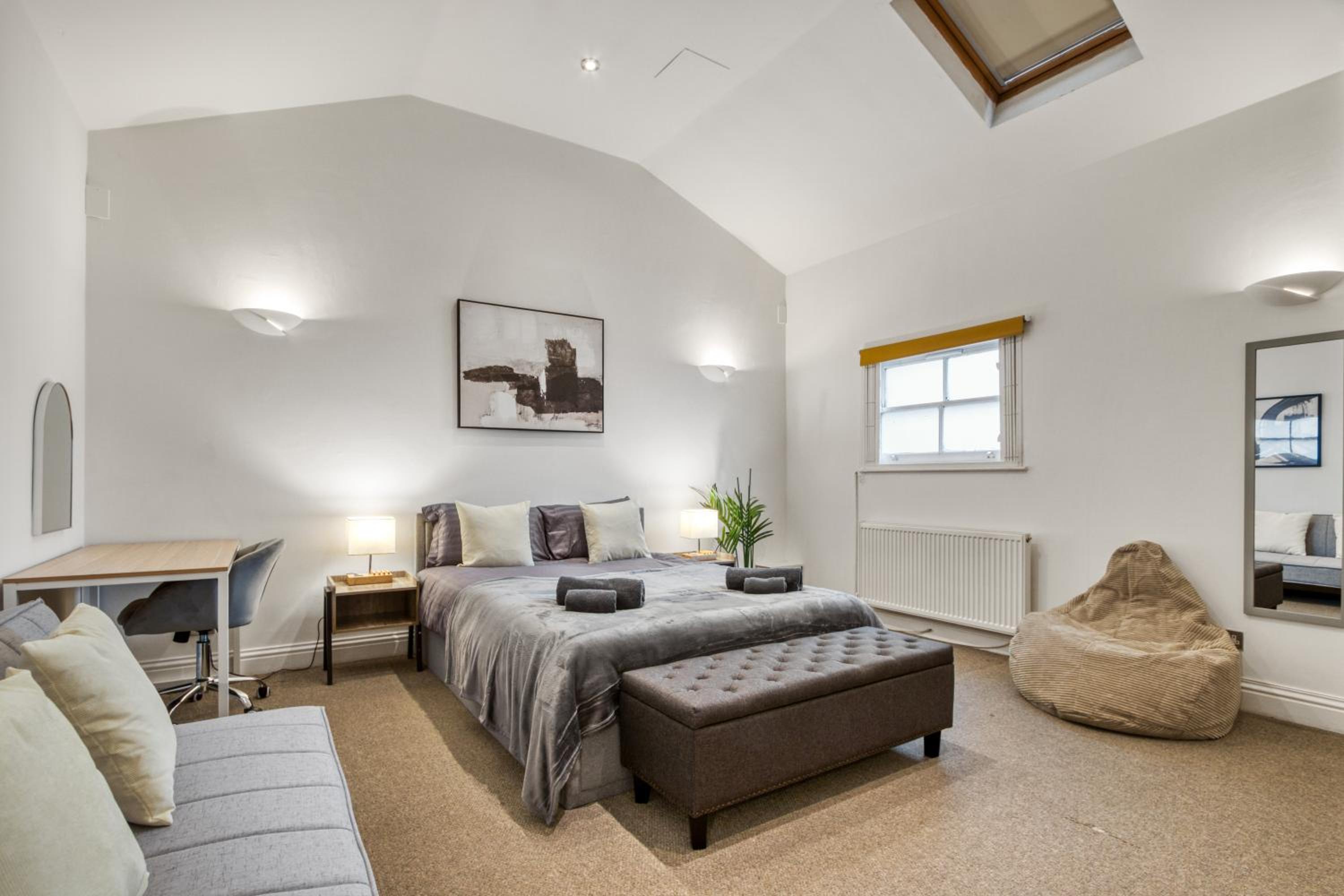 Vibrant 2-Bed by Bow