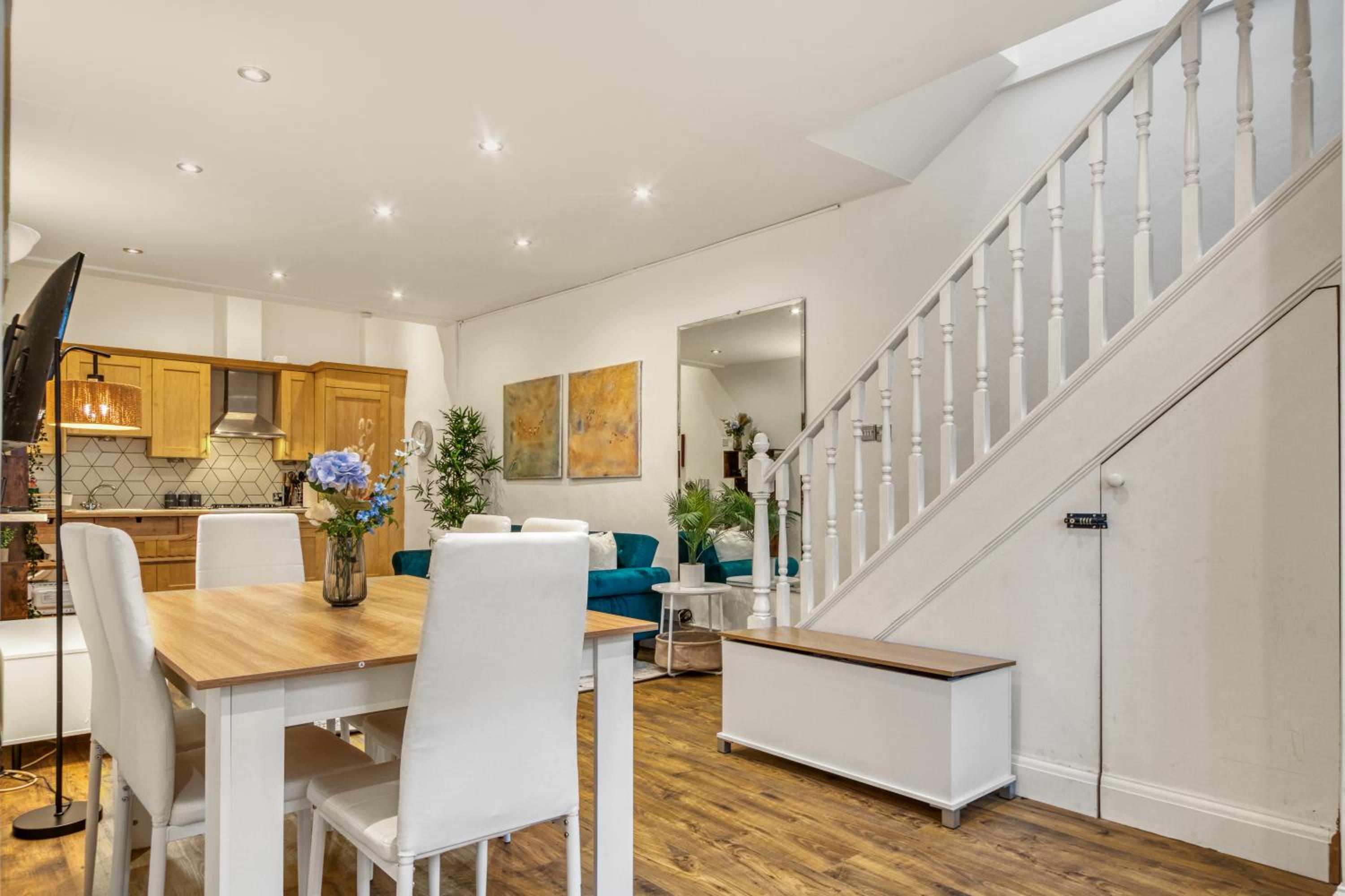 Vibrant 2-Bed by Bow