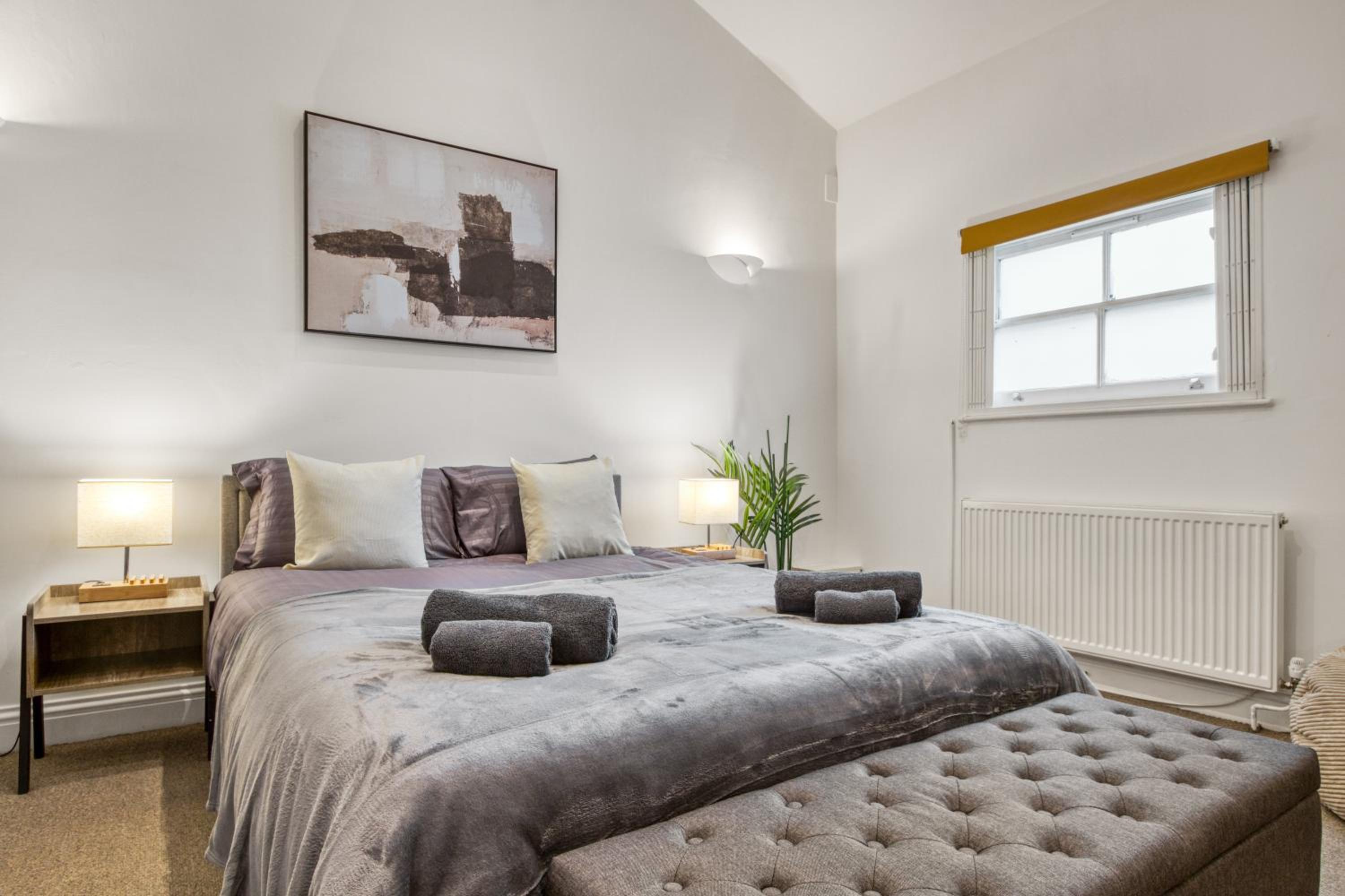 Vibrant 2-Bed by Bow