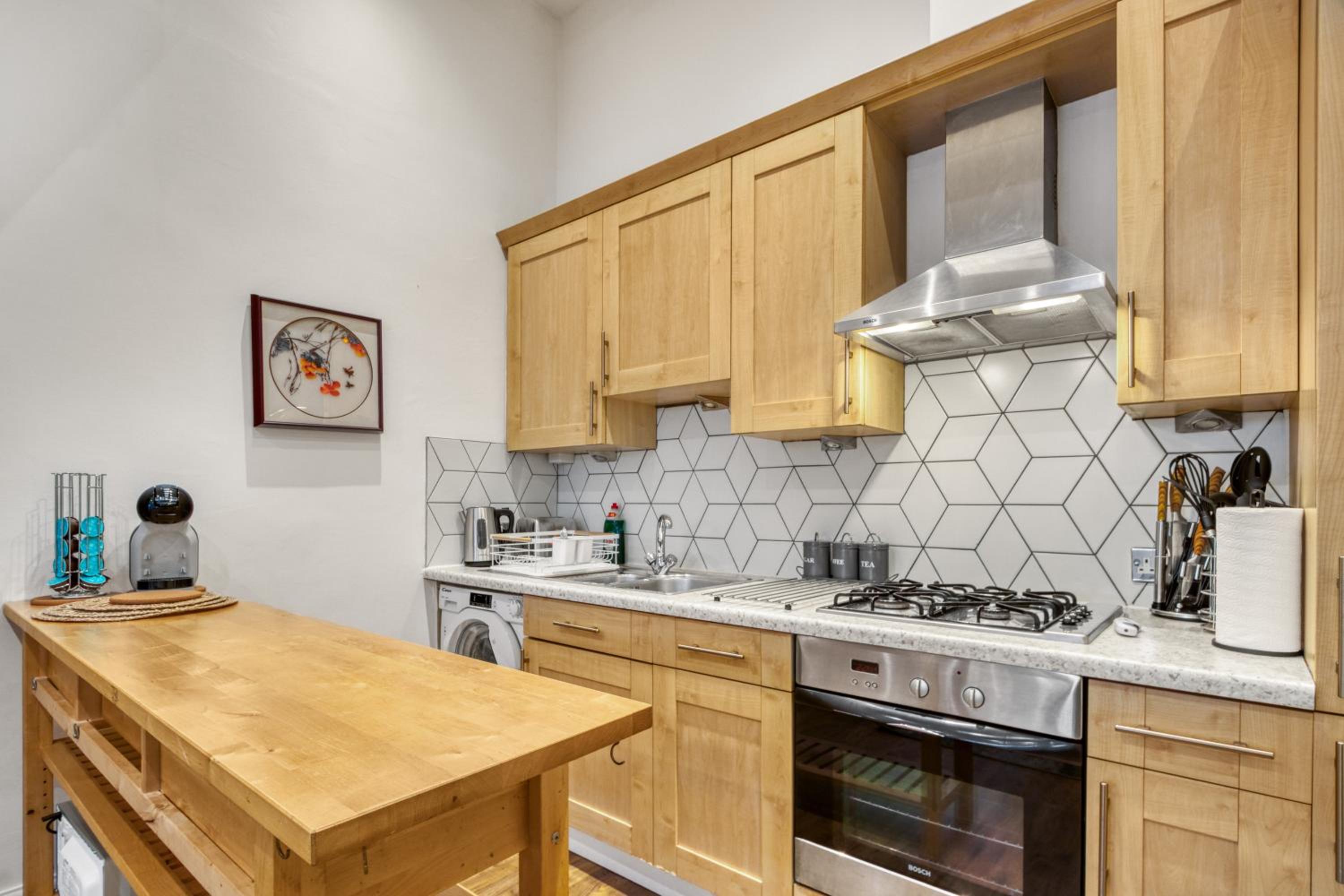 Vibrant 2-Bed by Bow