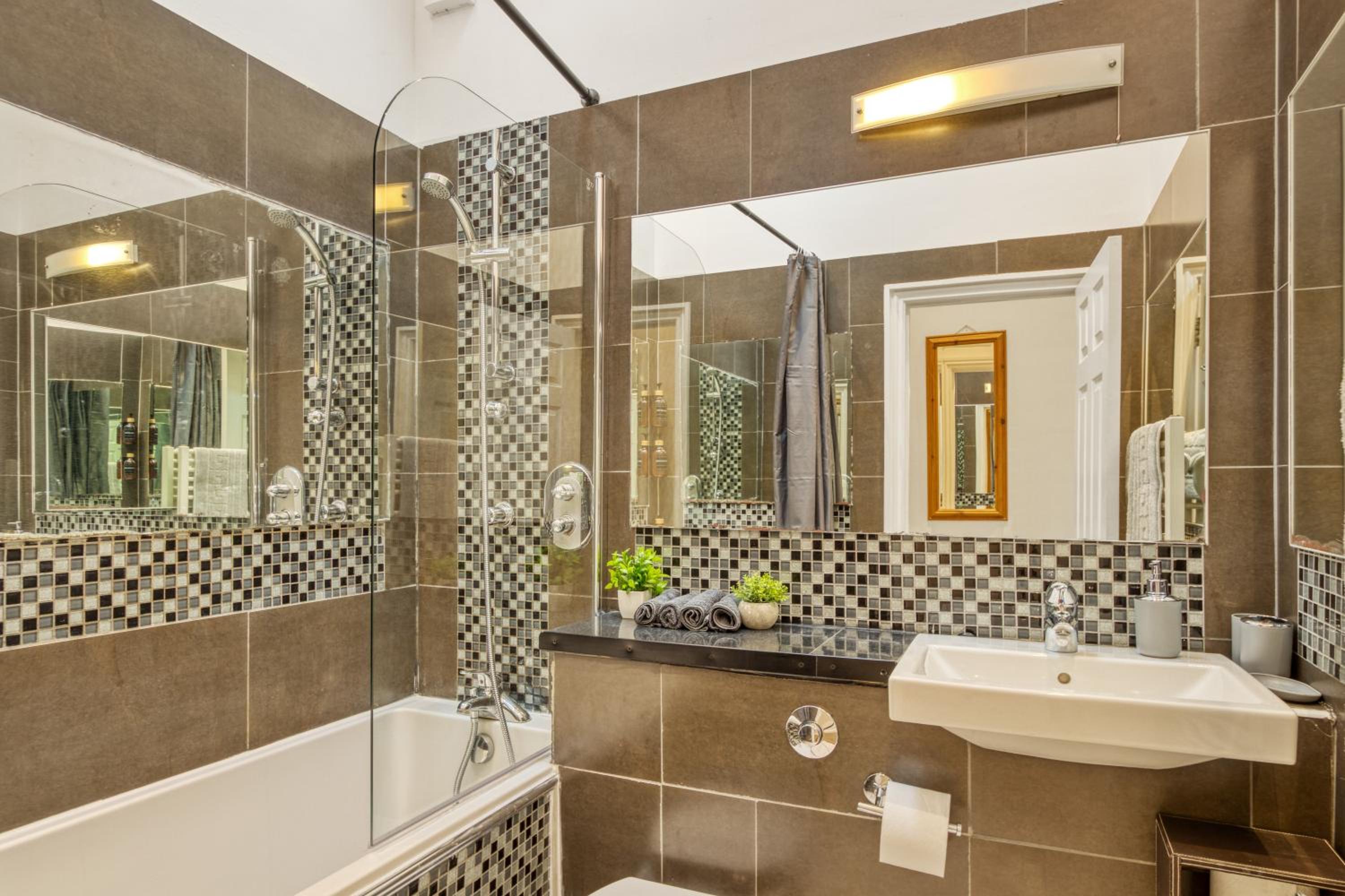 Vibrant 2-Bed by Bow