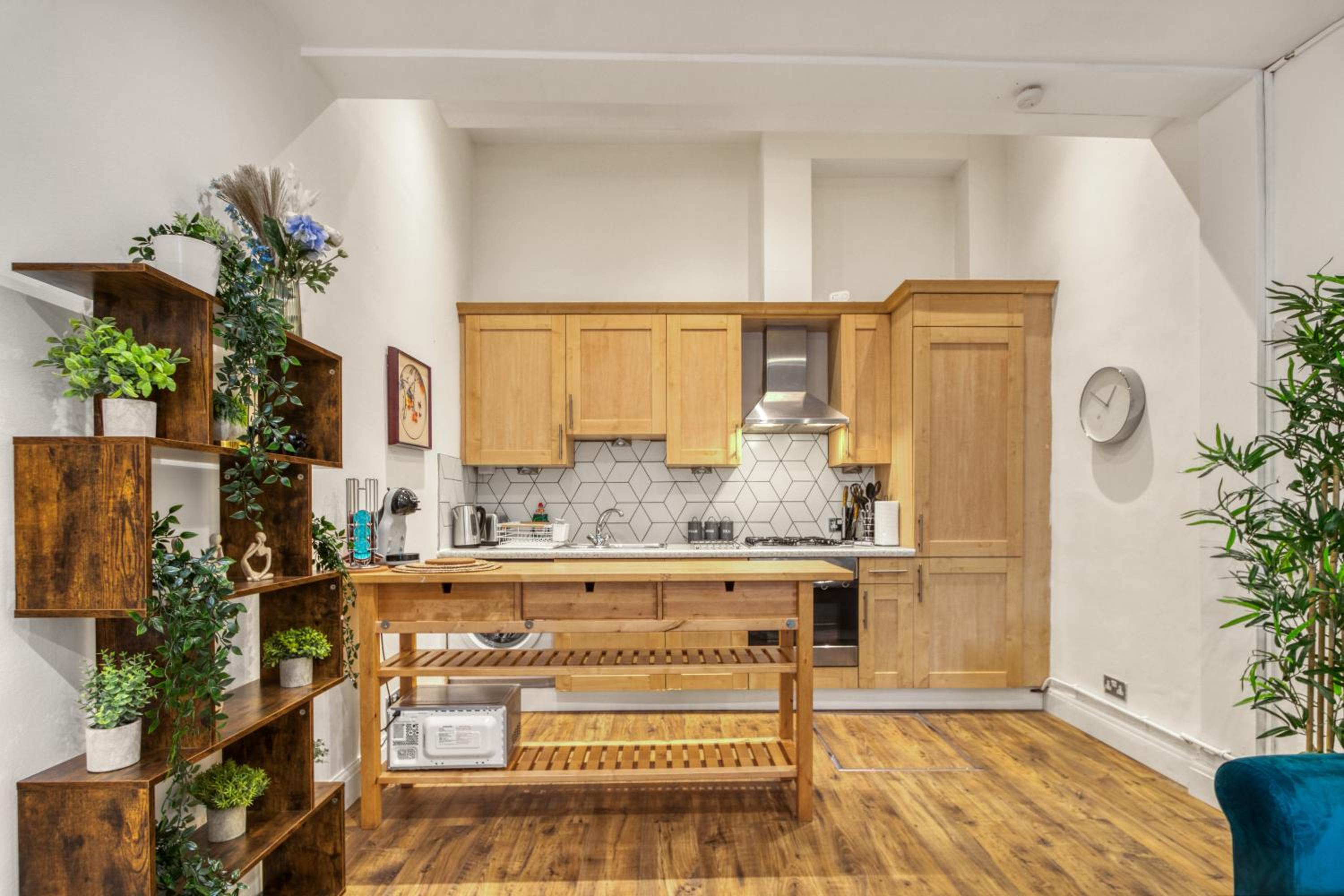 Vibrant 2-Bed by Bow