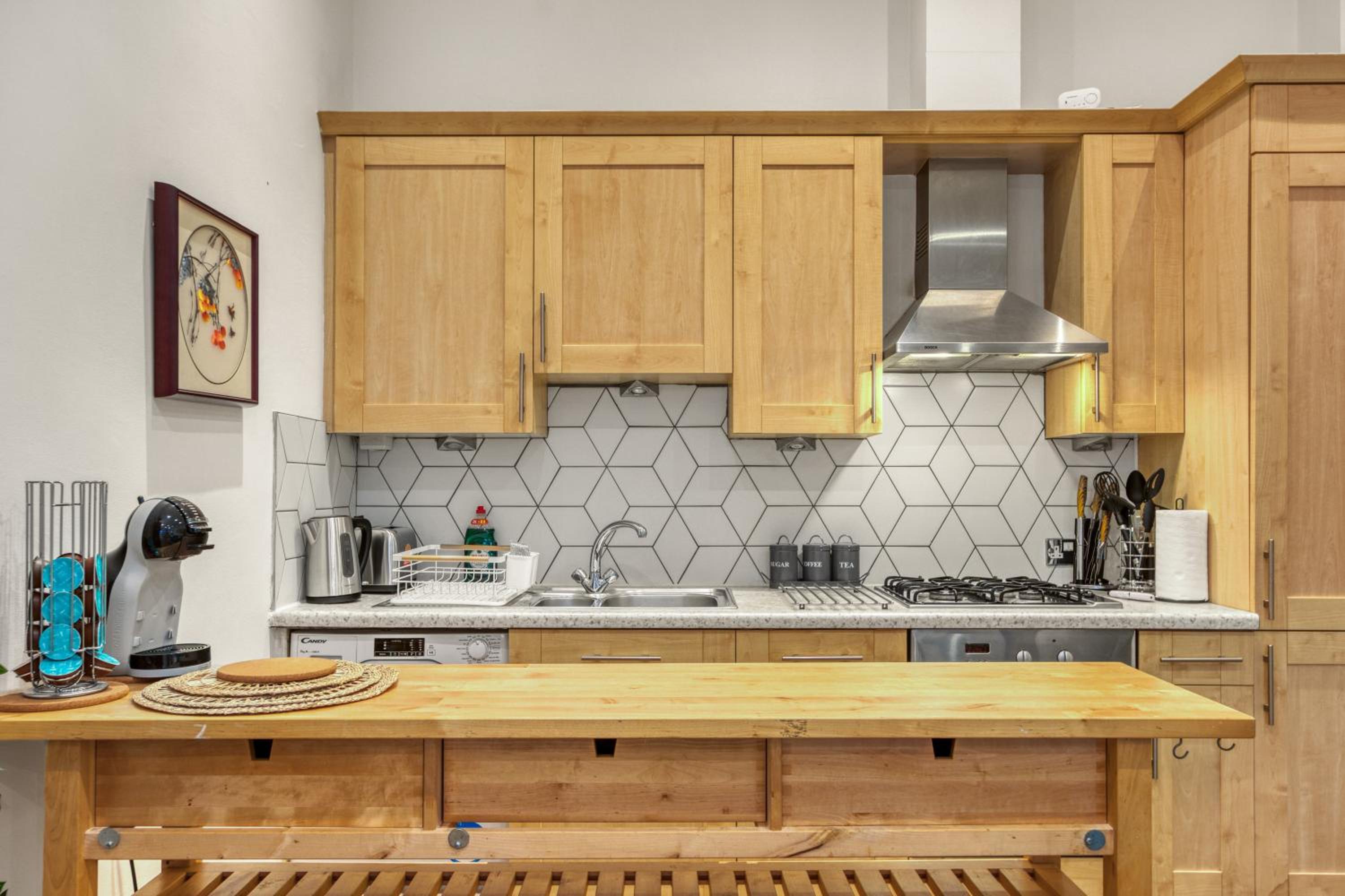 Vibrant 2-Bed by Bow