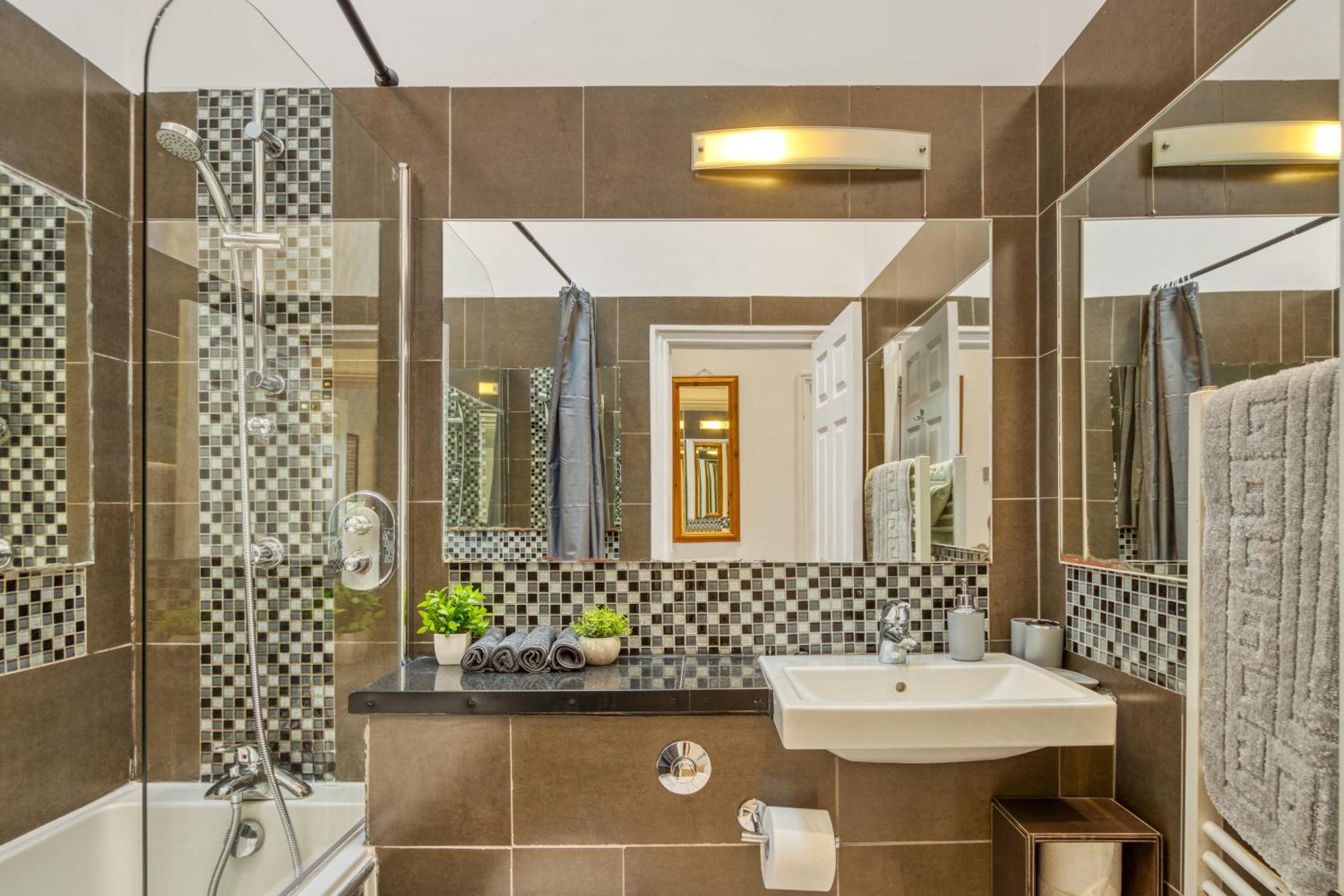 Vibrant 2-Bed by Bow