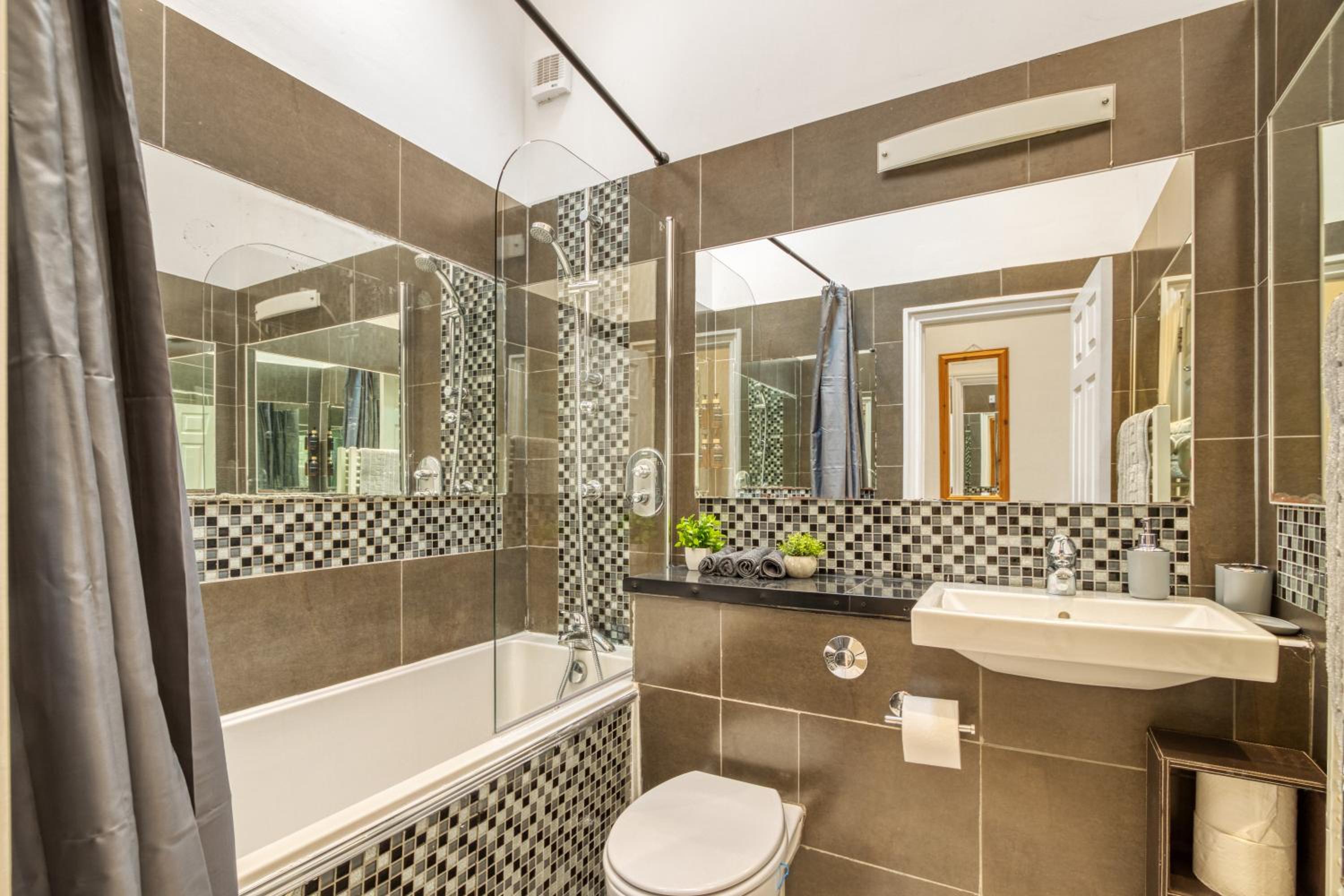 Vibrant 2-Bed by Bow