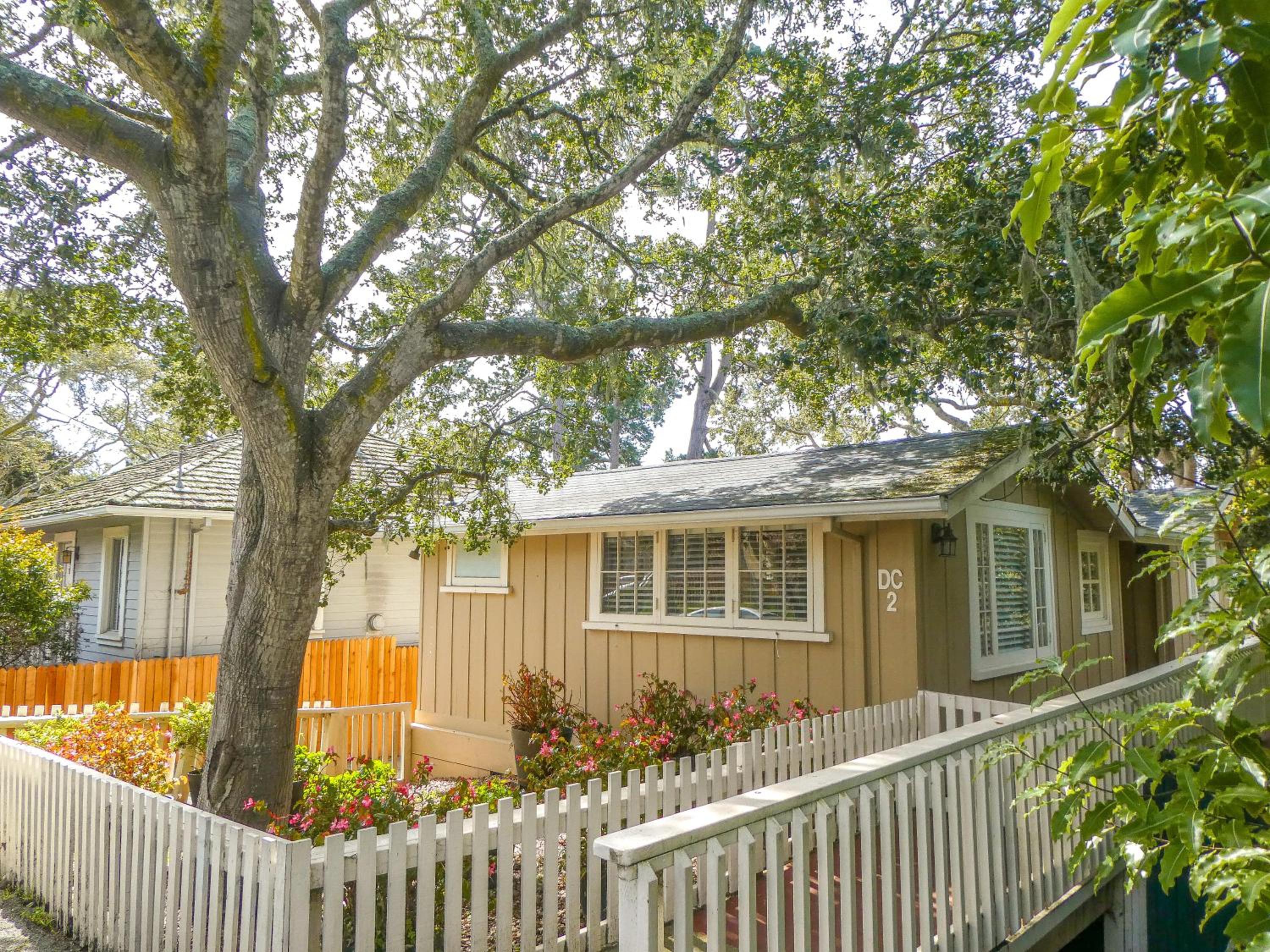Hotel Carmel Fireplace Inn - Image 1