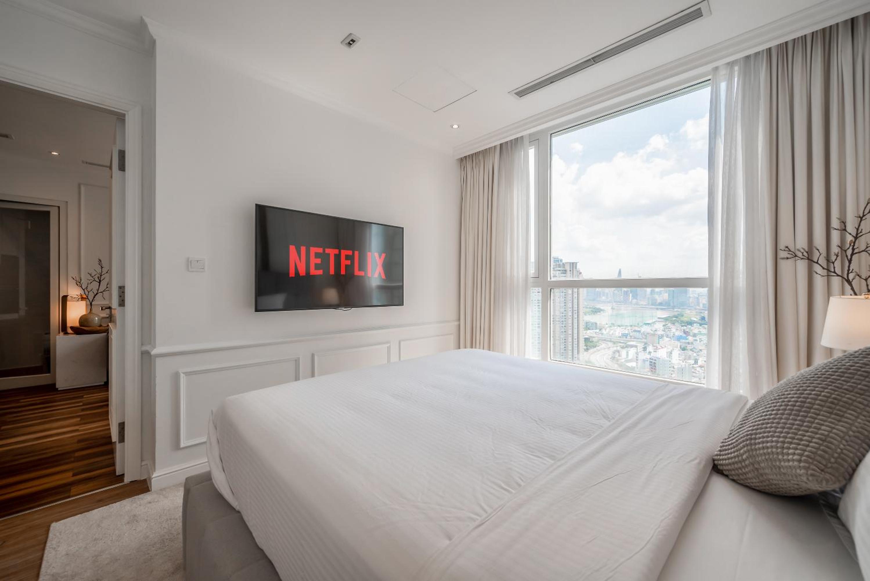 CeLaVie Serviced Apartment - The Vinhomes and Landmark