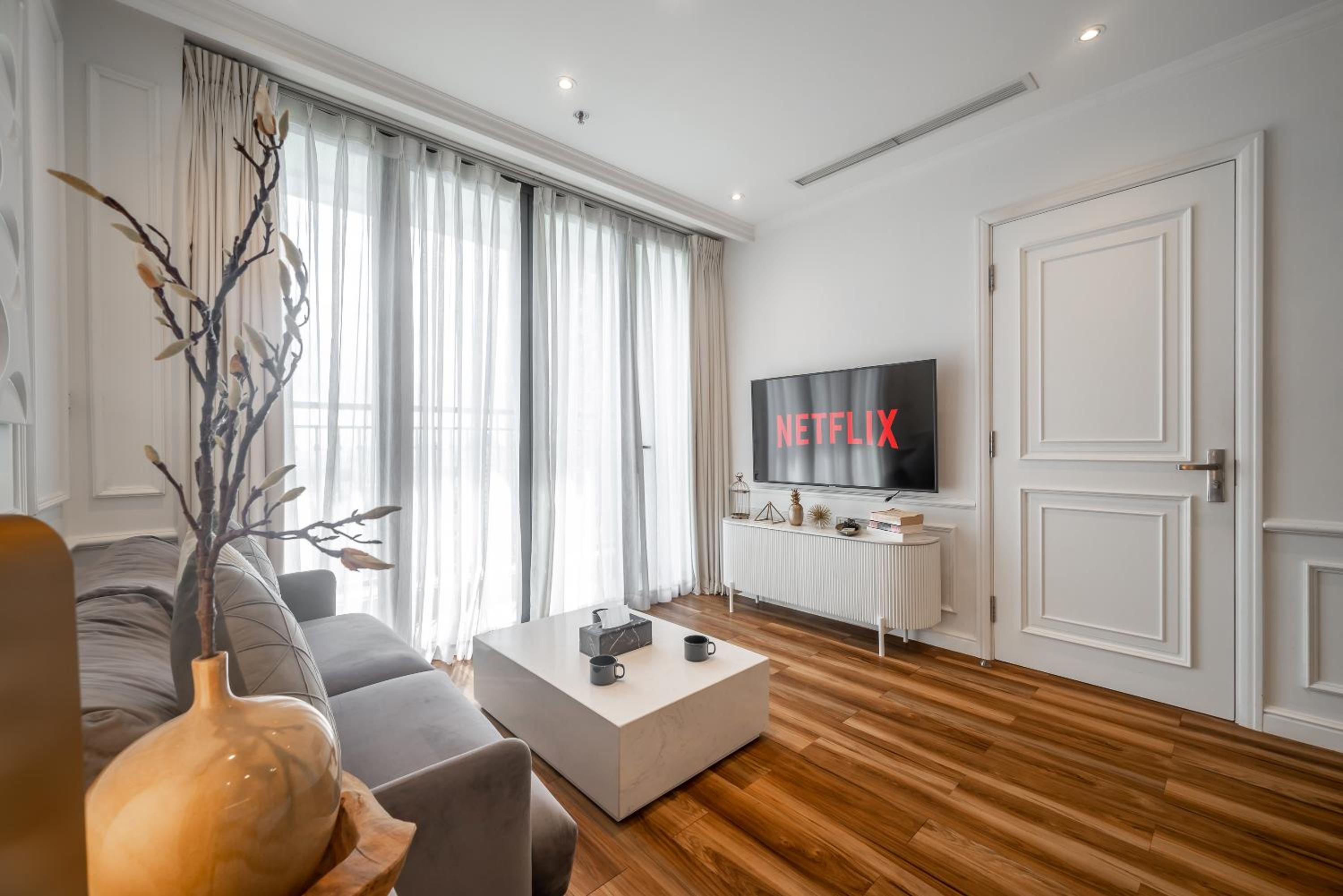 CeLaVie Serviced Apartment - The Vinhomes and Landmark