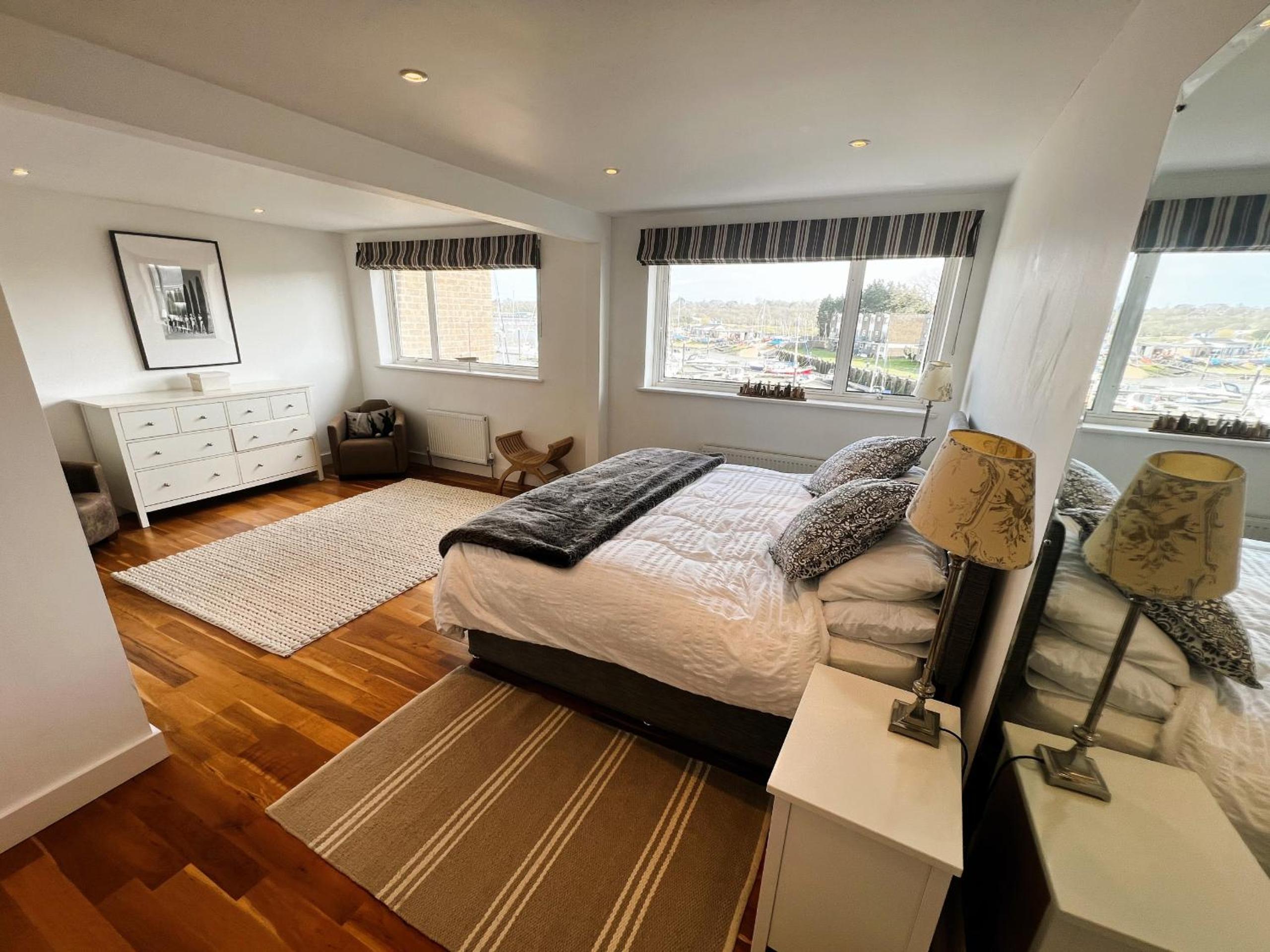 North Quay - Pet friendly Luxury Townhouse overlooking Bembridge Harbour view 2