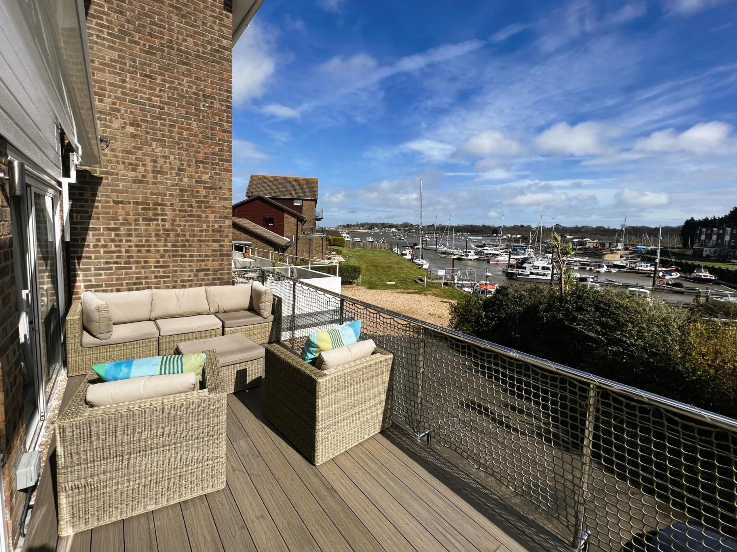 North Quay - Pet friendly Luxury Townhouse overlooking Bembridge Harbour view 3