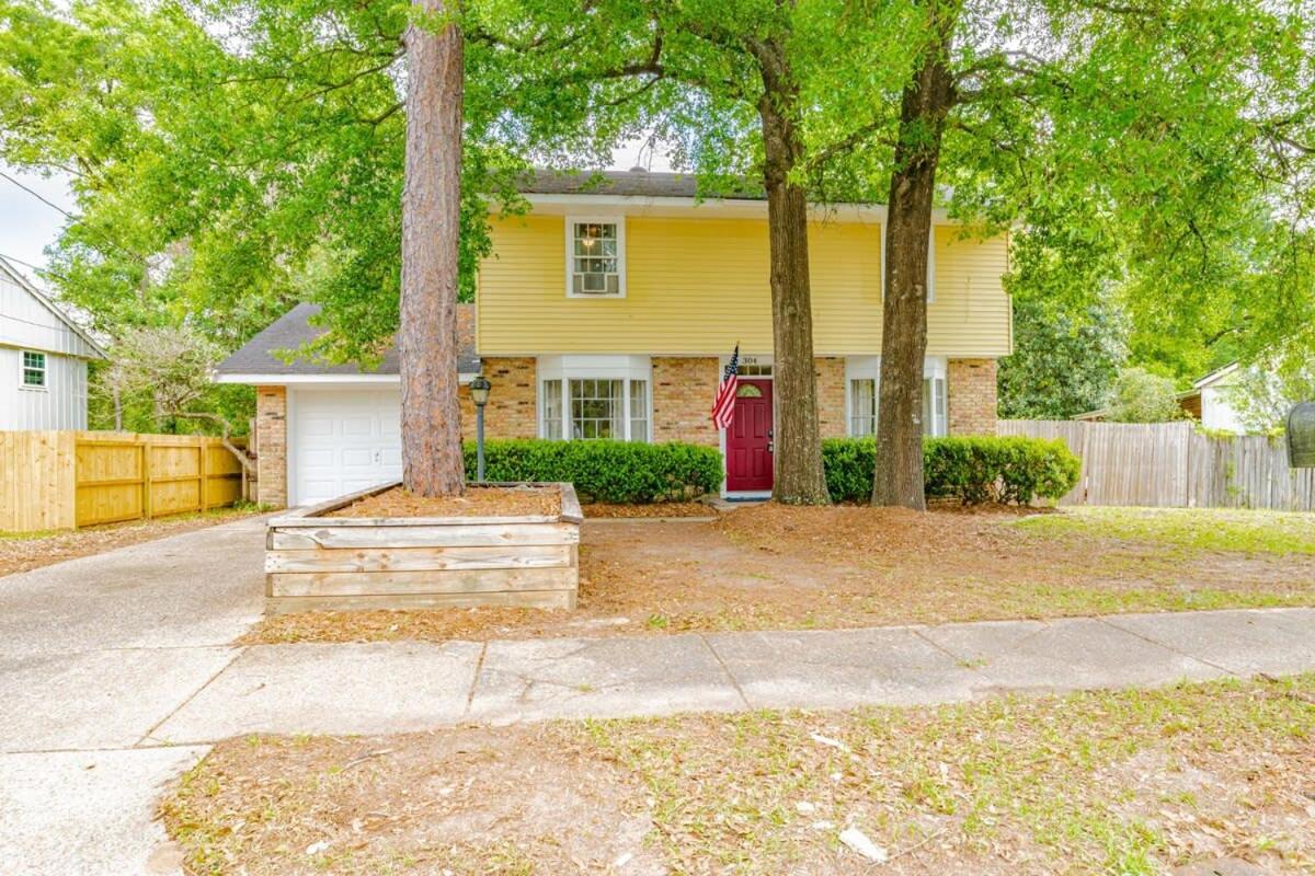 Private Pool & Yard Mins to Dining & University view 4