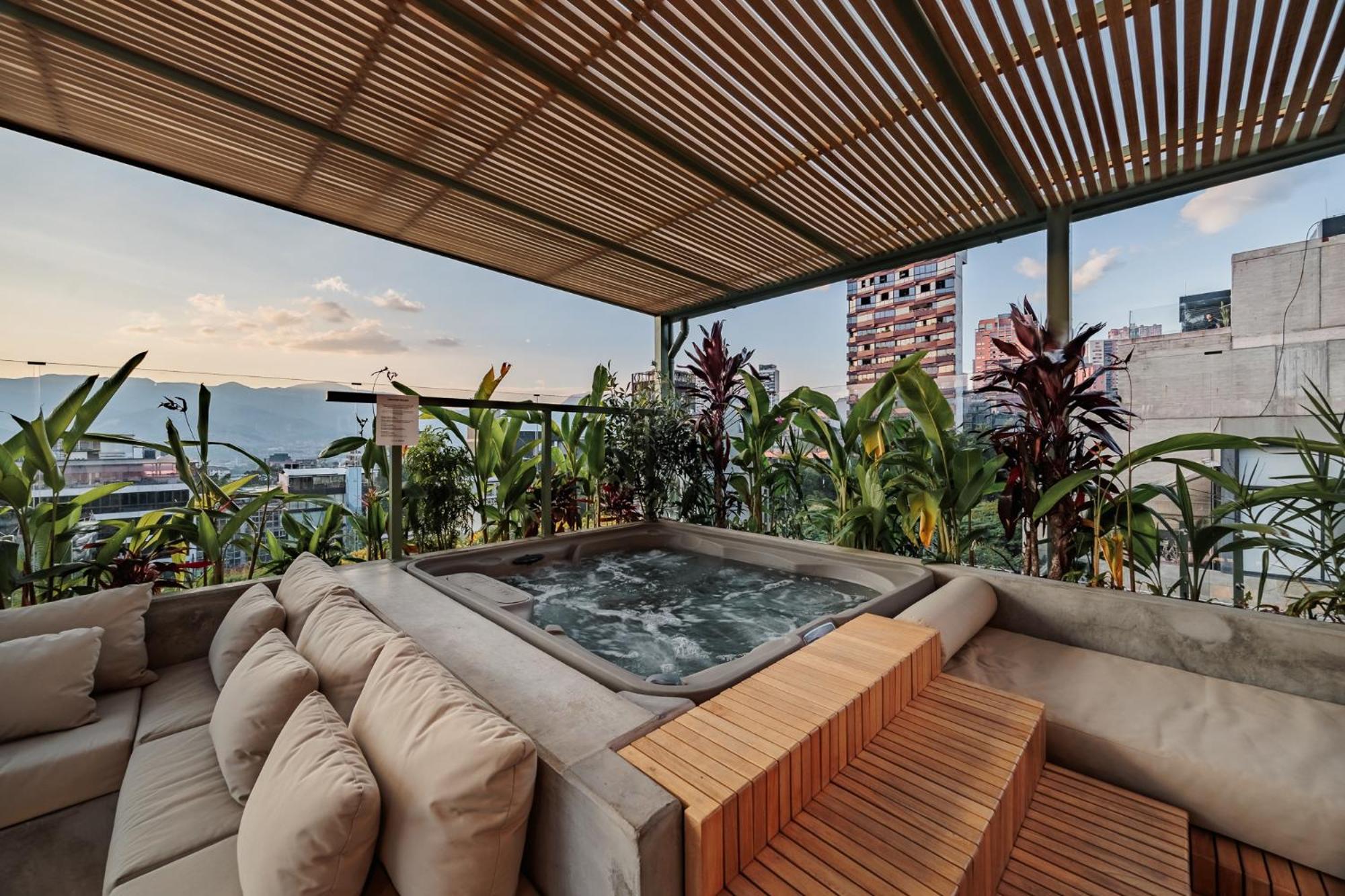 Hotel Primavera Building - Image 1