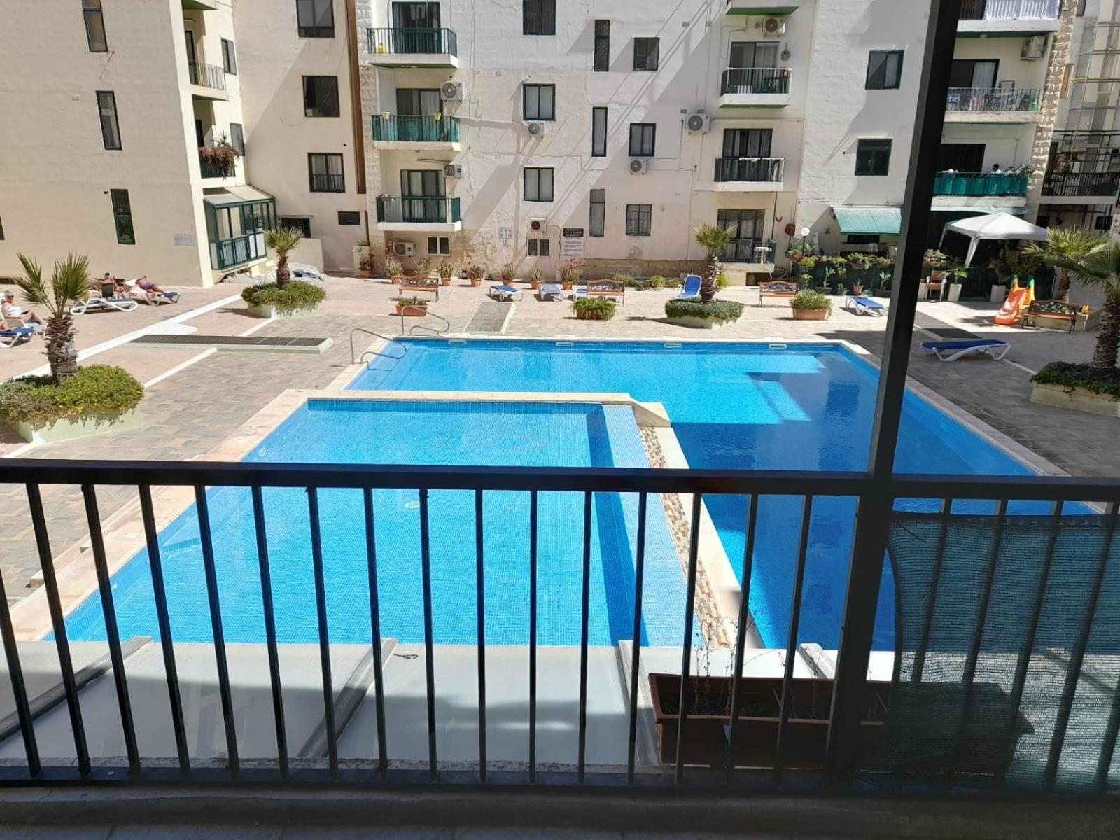 Cosy 4 Bedroom Apt with use of Pool photo 2