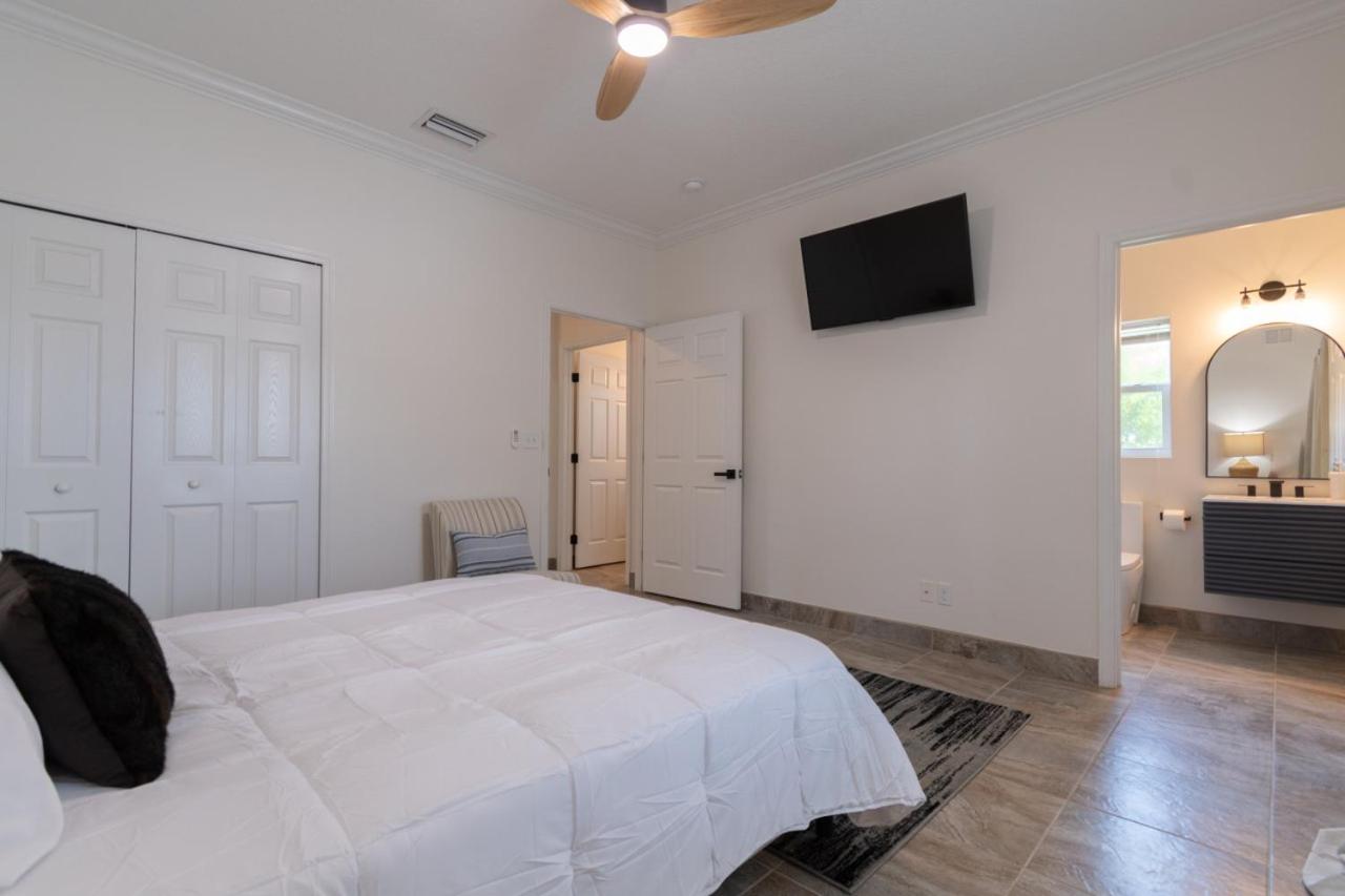 Villa Fiorō -Bold Luxury 2BR - River & Coastal Vibe