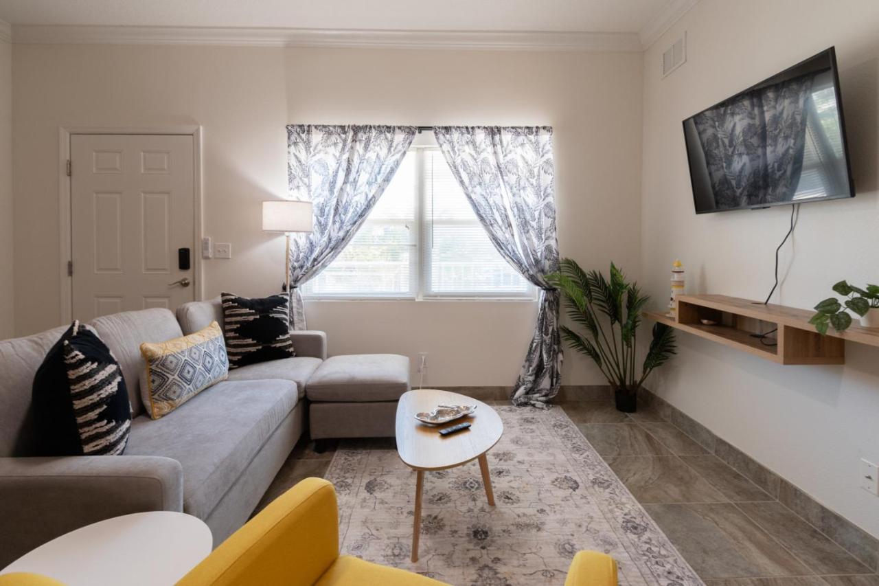 Villa Fiorō -Bold Luxury 2BR - River & Coastal Vibe