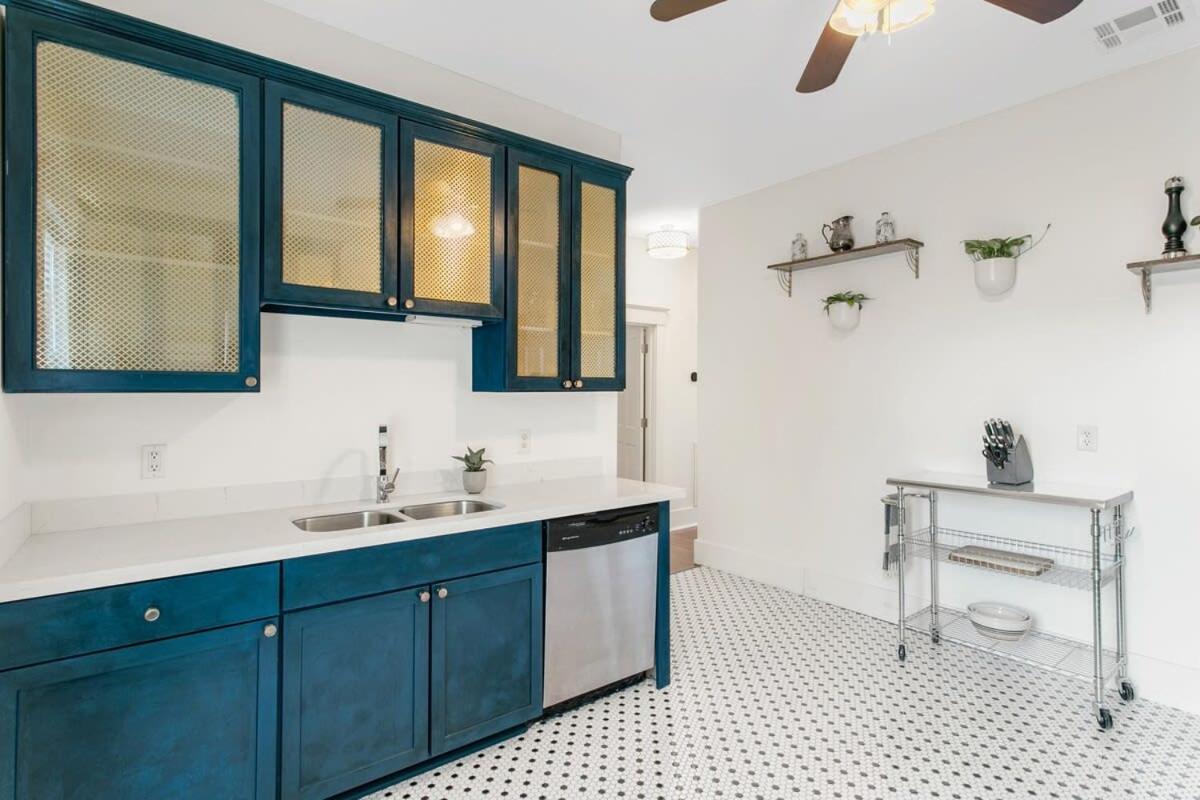 Stunning 2BD luxury apt perfect NOLA location