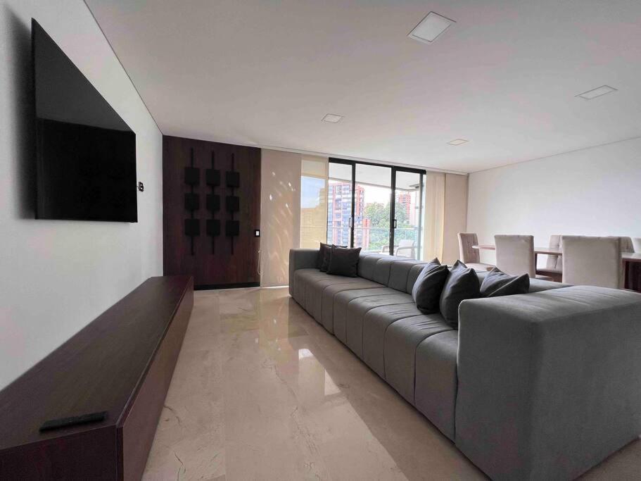 601 Stunning apartment in heart of el poblado + View!