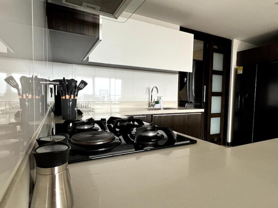 601 Stunning apartment in heart of el poblado + View!