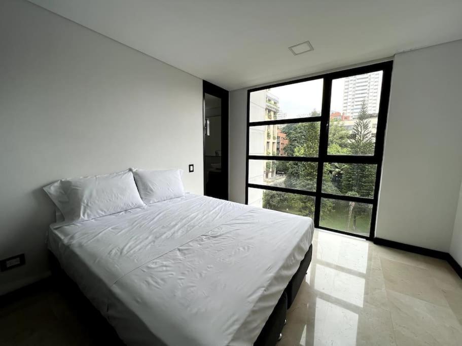 601 Stunning apartment in heart of el poblado + View!