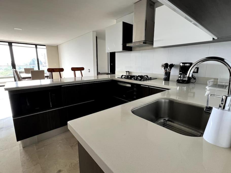 601 Stunning apartment in heart of el poblado + View!