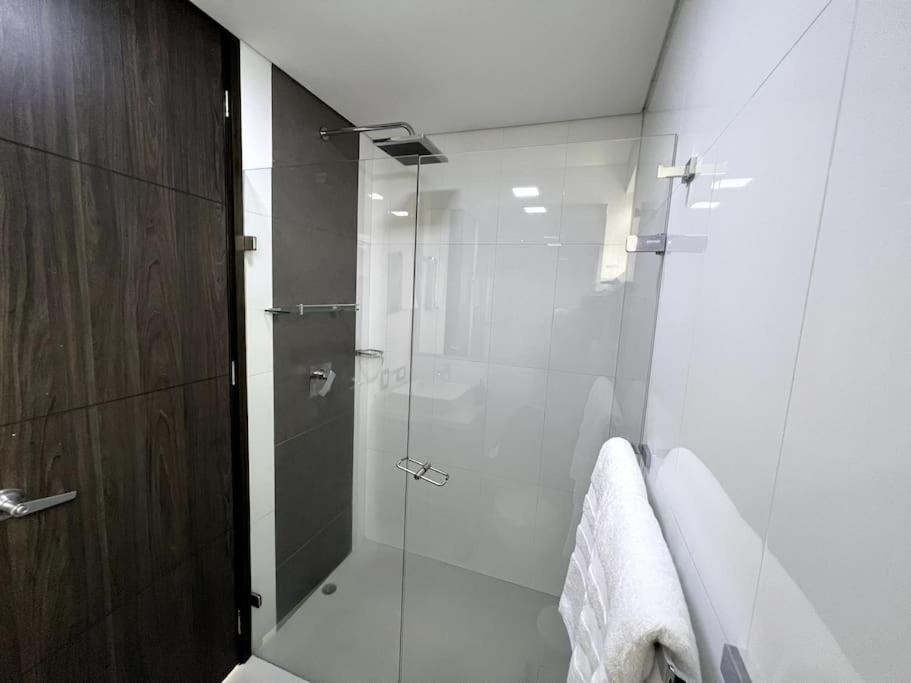 601 Stunning apartment in heart of el poblado + View!