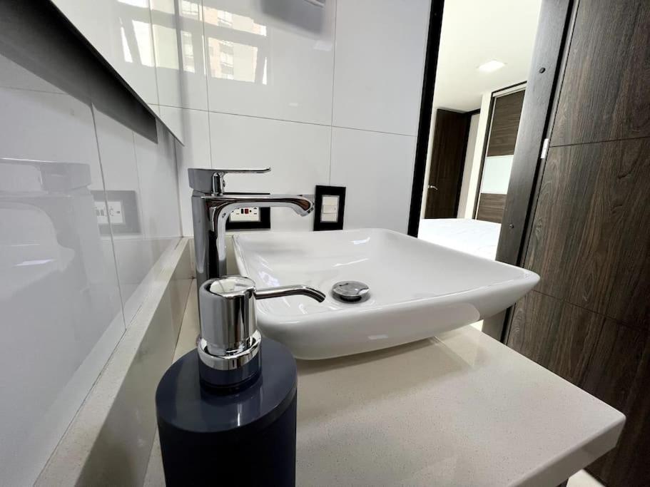 601 Stunning apartment in heart of el poblado + View!
