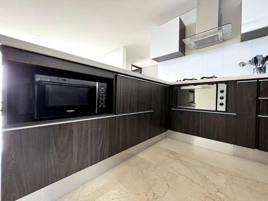 601 Stunning apartment in heart of el poblado + View!