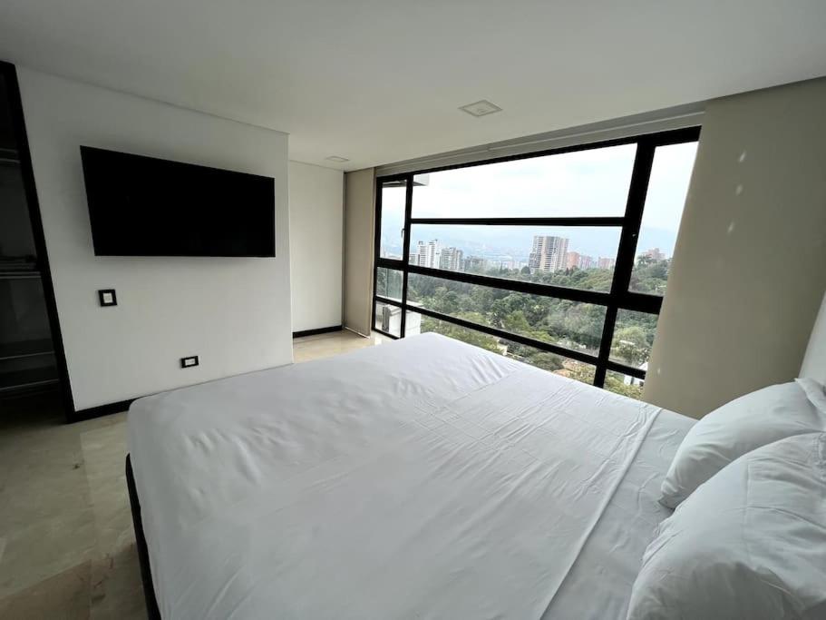 601 Stunning apartment in heart of el poblado + View!