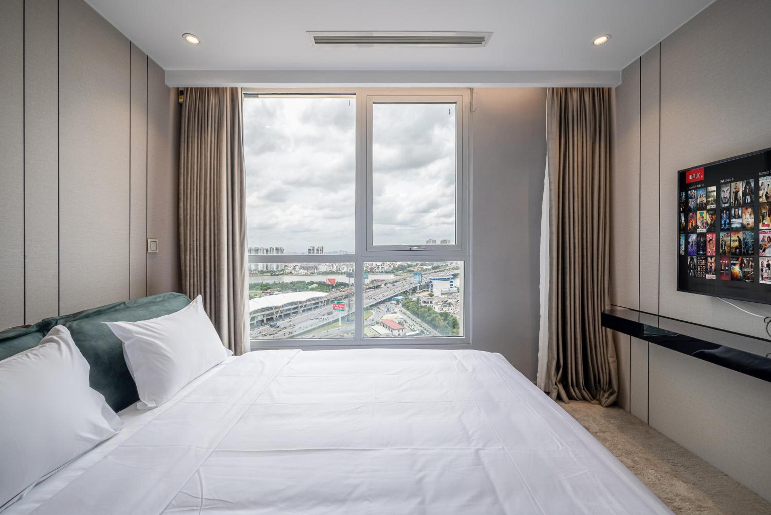 CeLaVie Serviced Apartment - The Vinhomes and Landmark