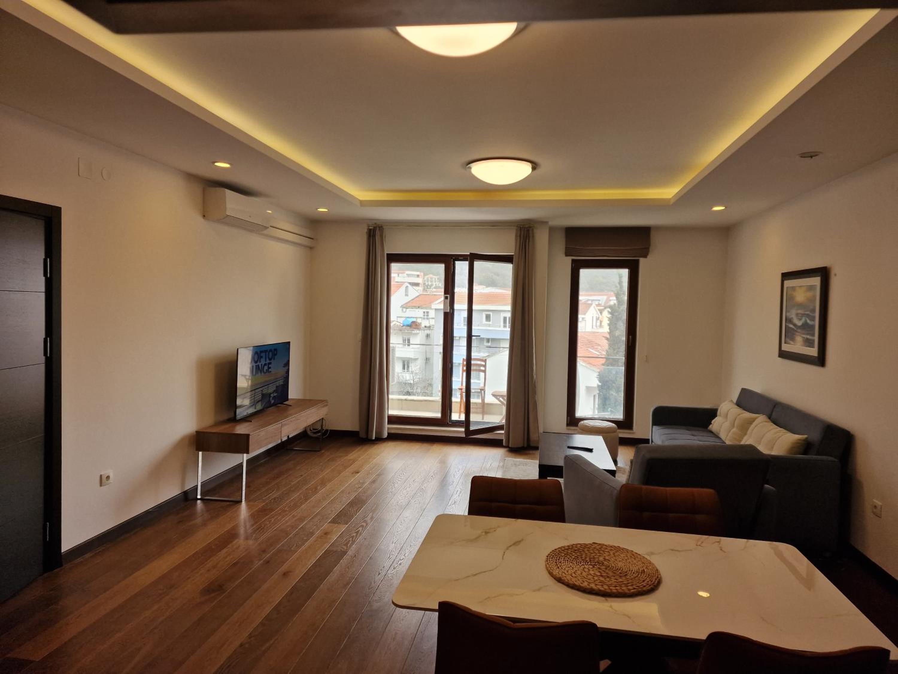 SkyAprt77m Jacuzzi view 4
