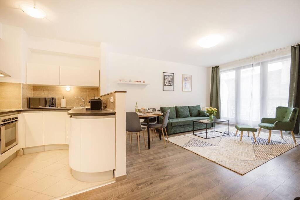 Stylish Suite with Balcony in Central Budapest view 4