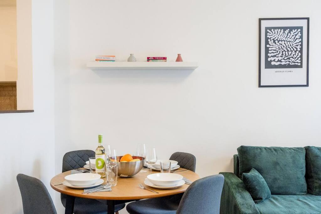 Stylish Suite with Balcony in Central Budapest view 5