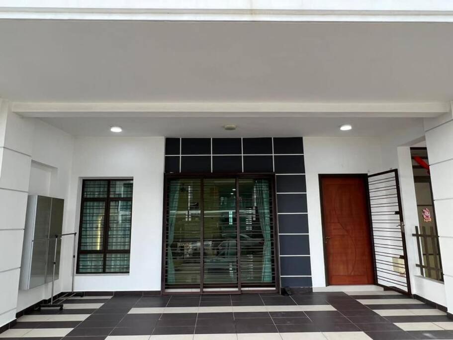 16 pax Seri Austin Landed House