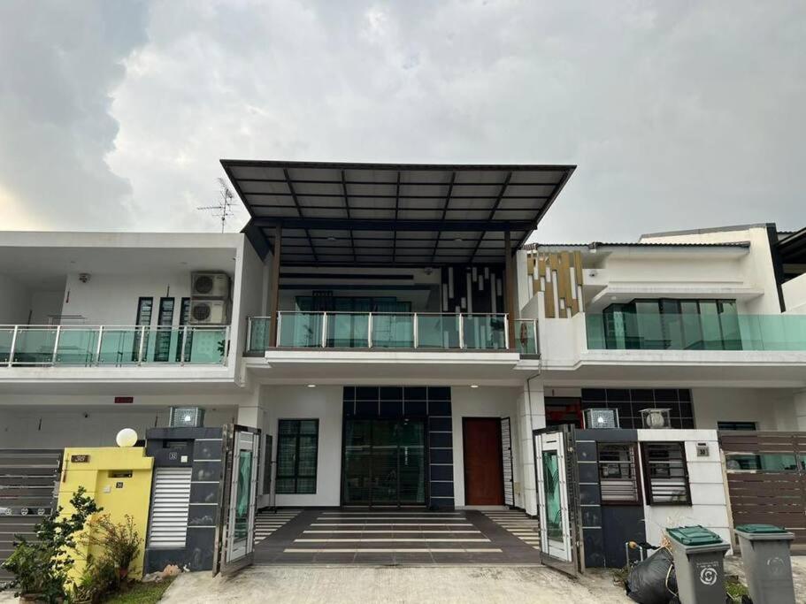 16 pax Seri Austin Landed House