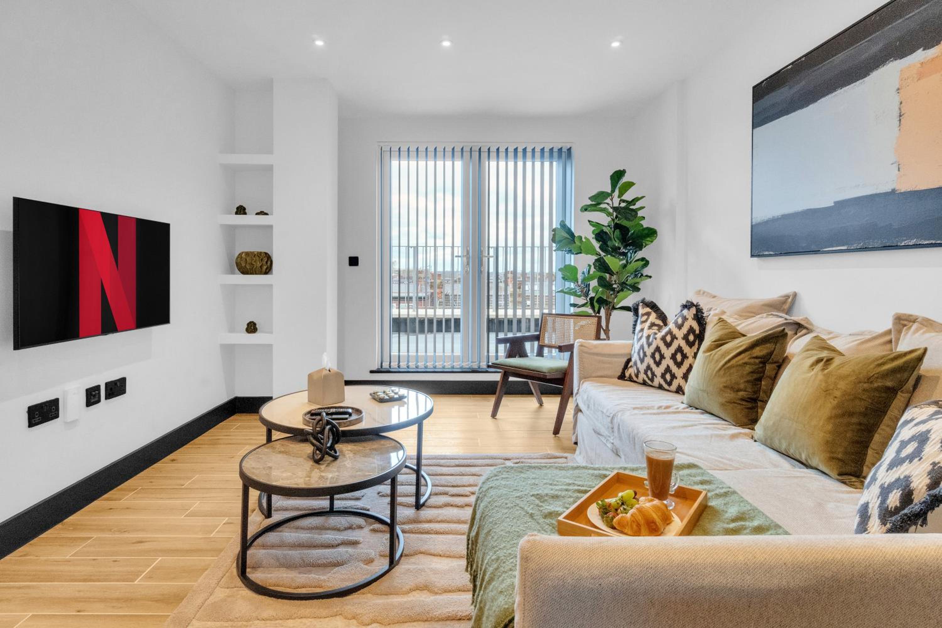 homely- North London Penthouse Apartment Finchley view 5