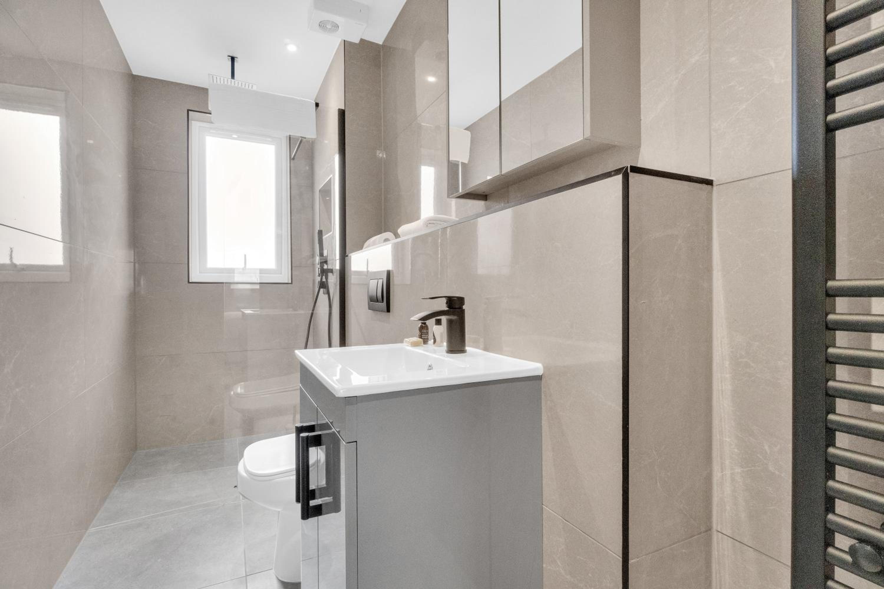 homely- North London Penthouse Apartment Finchley view 4