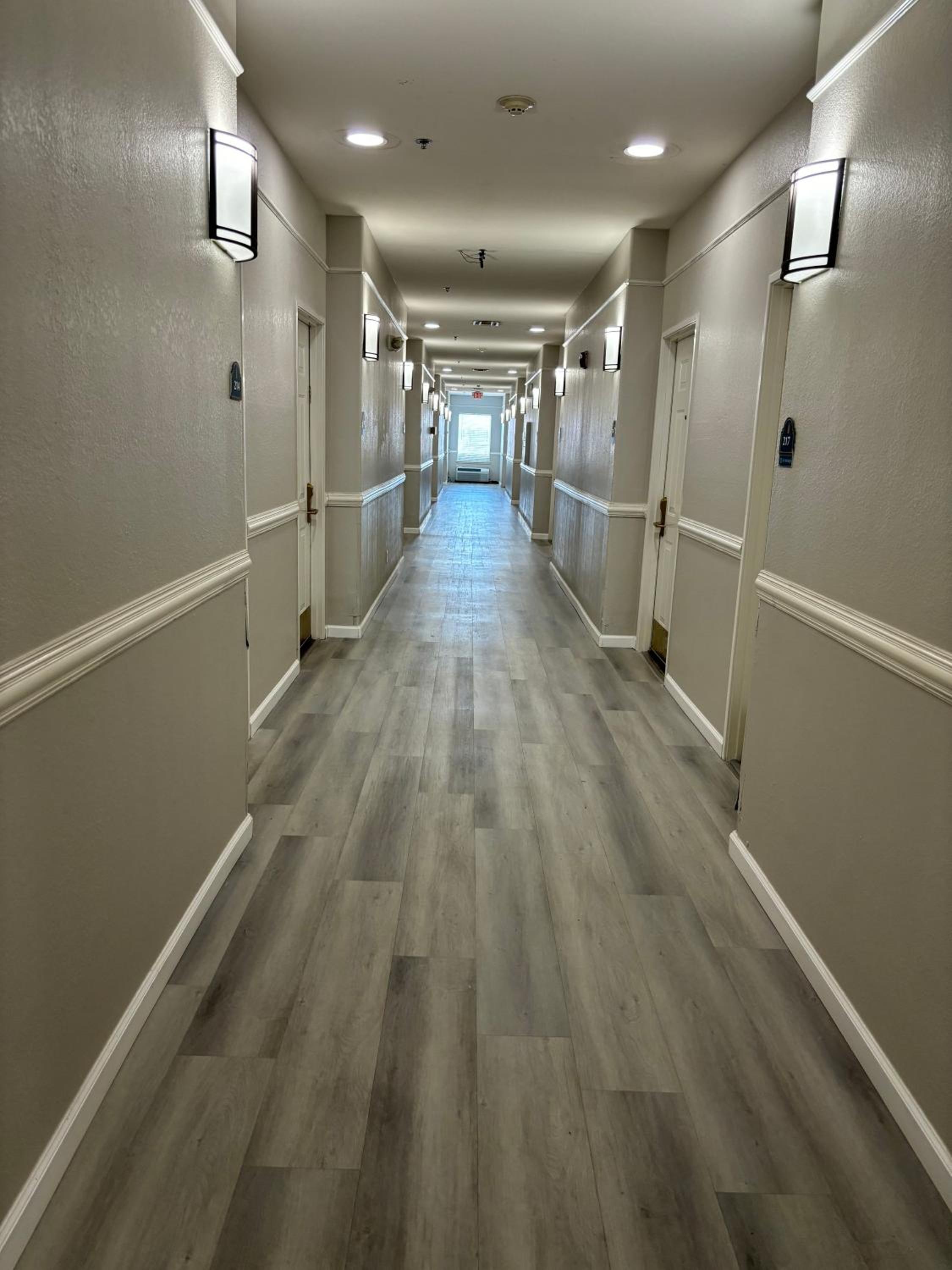 Deluxe Inn & Suites