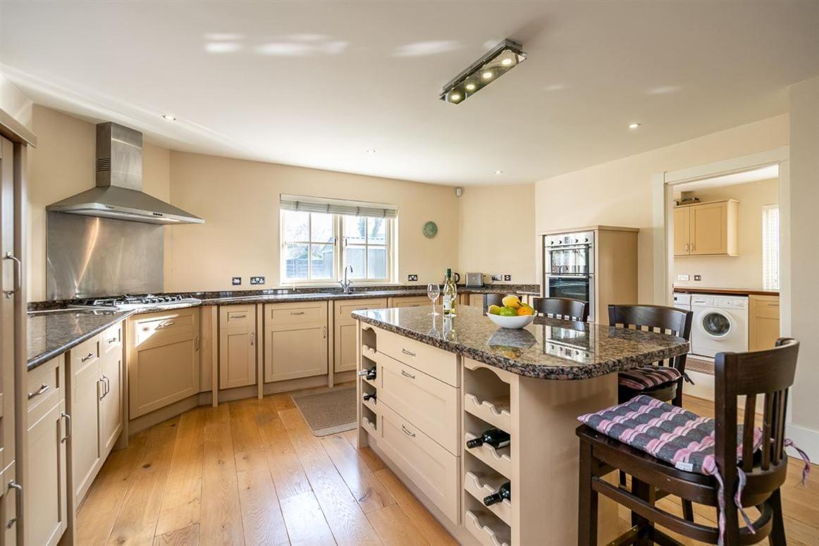 Spacious home to sleep 8 just a short stroll from Kenmare view 3