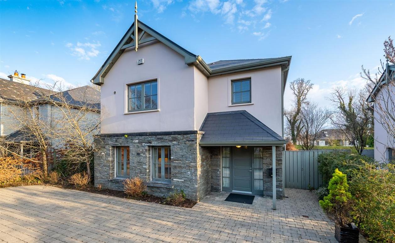 Spacious home to sleep 8 just a short stroll from Kenmare view 2