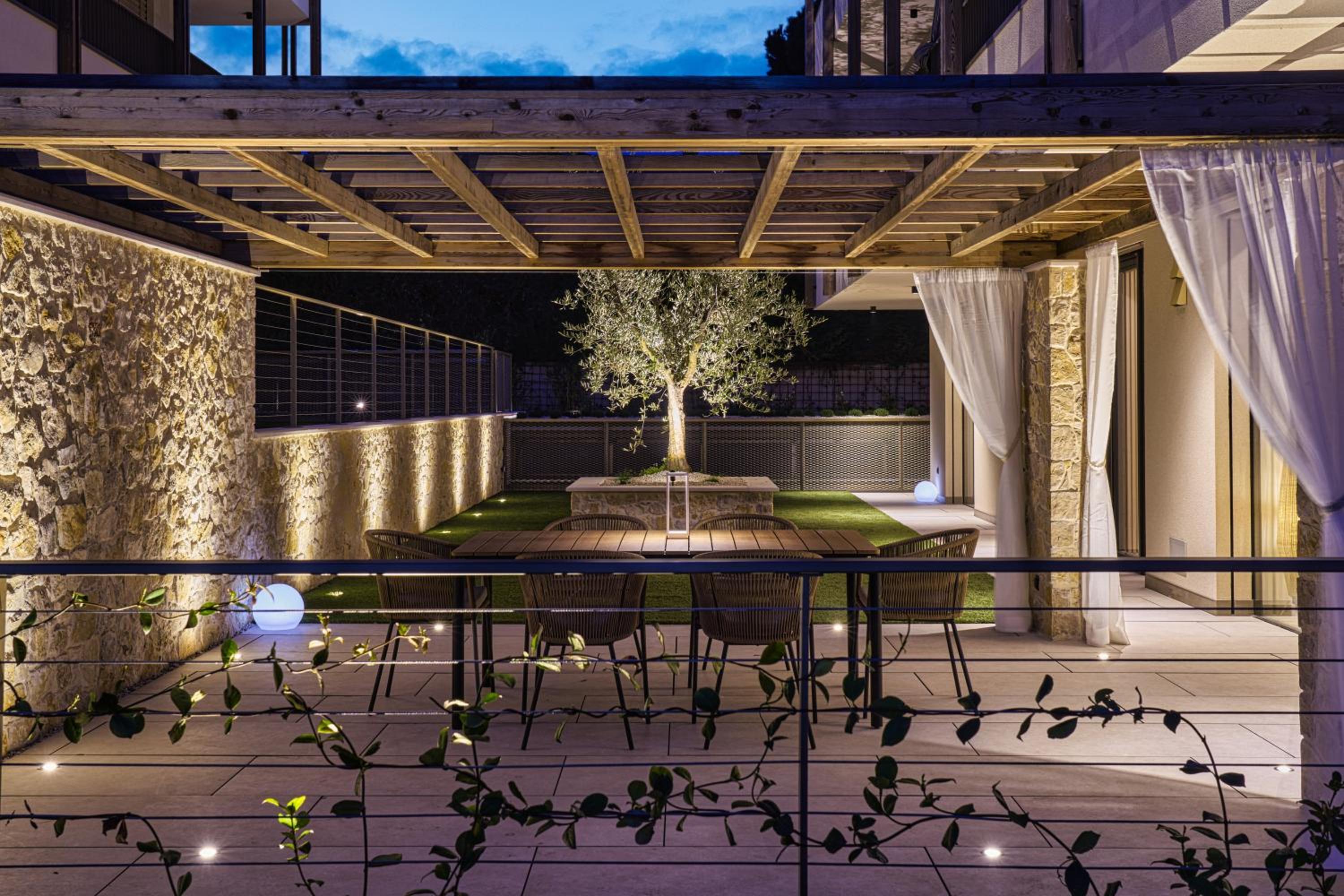 SalvatoreHomes - Pure Luxury in the Centre of Bardolino with Pool & Private Jacuzzi - Casa Olivia - a 5 Star Luxury Collection at Lake Garda photo 5