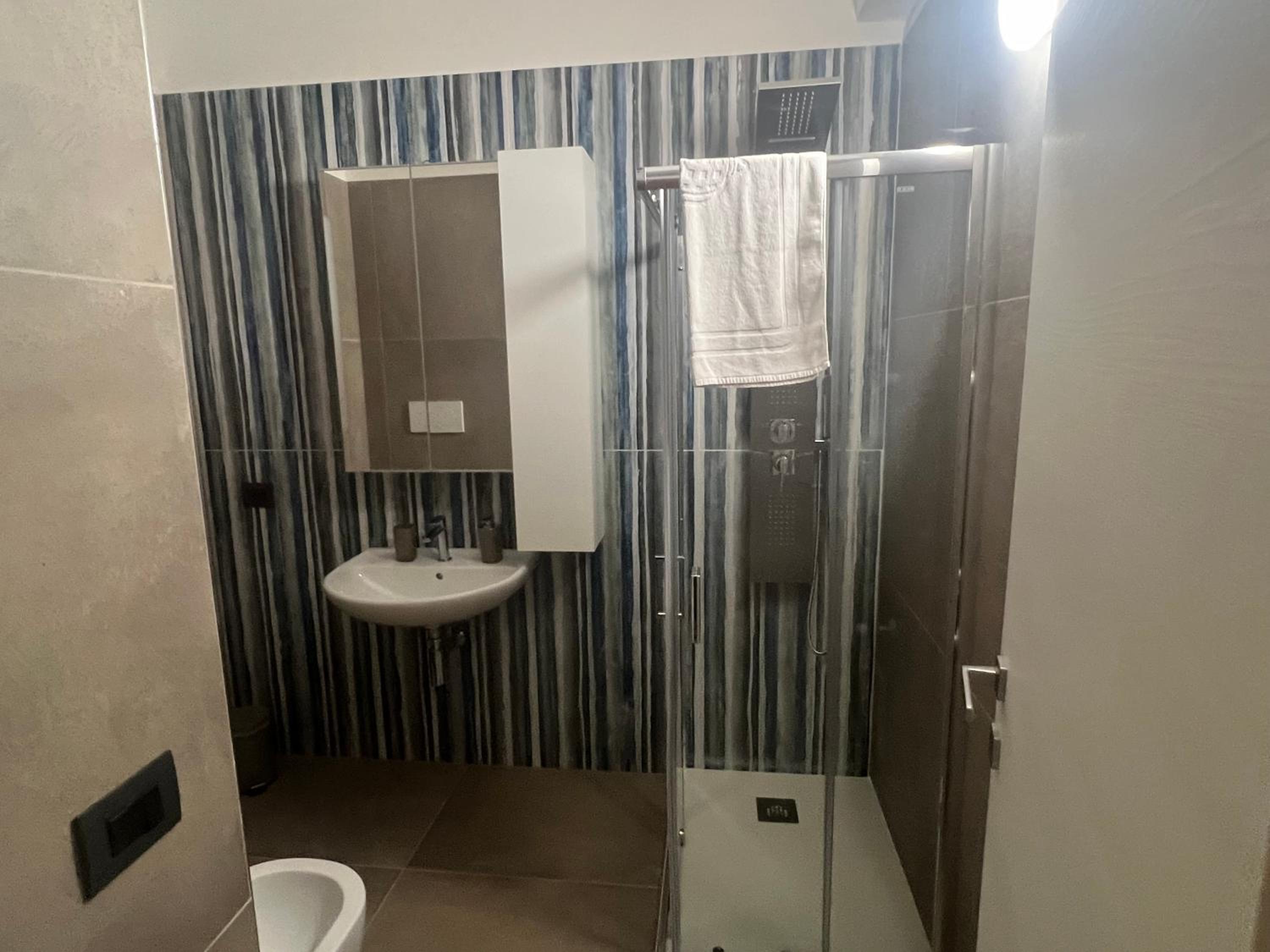 Beim Franco en Polignano a Mare — bathroom